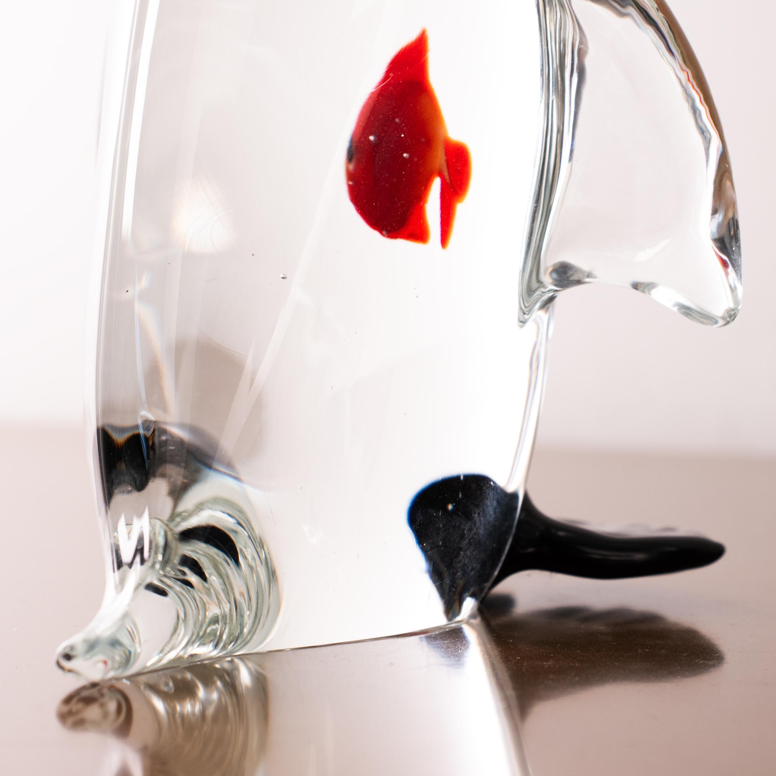 XX secolo Scultura di pinguino in vetro di Murano, cristallo con pesce rosso all'interno - Italia in vendita