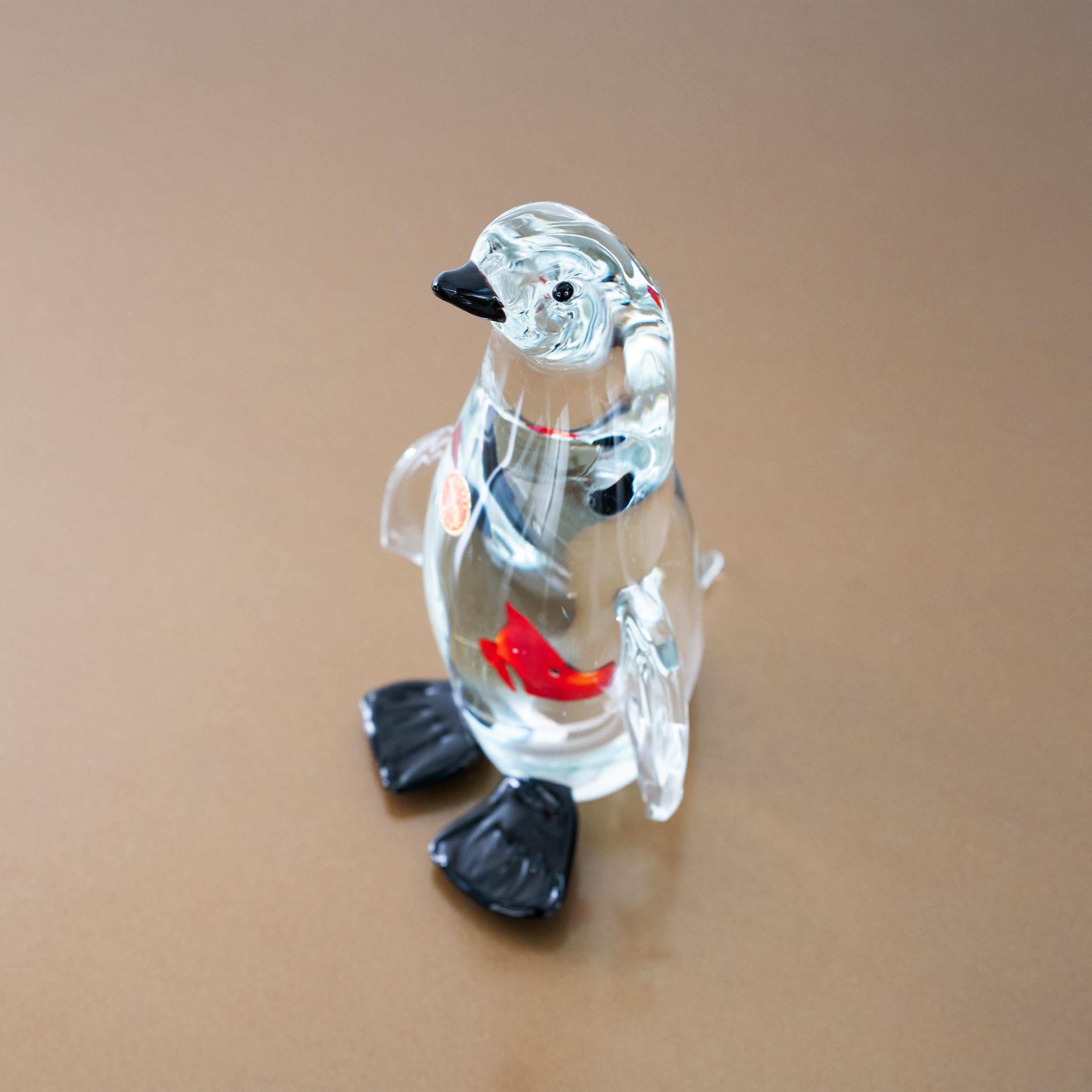 Scultura di pinguino in vetro di Murano, cristallo con pesce rosso all'interno - Italia in vendita 1