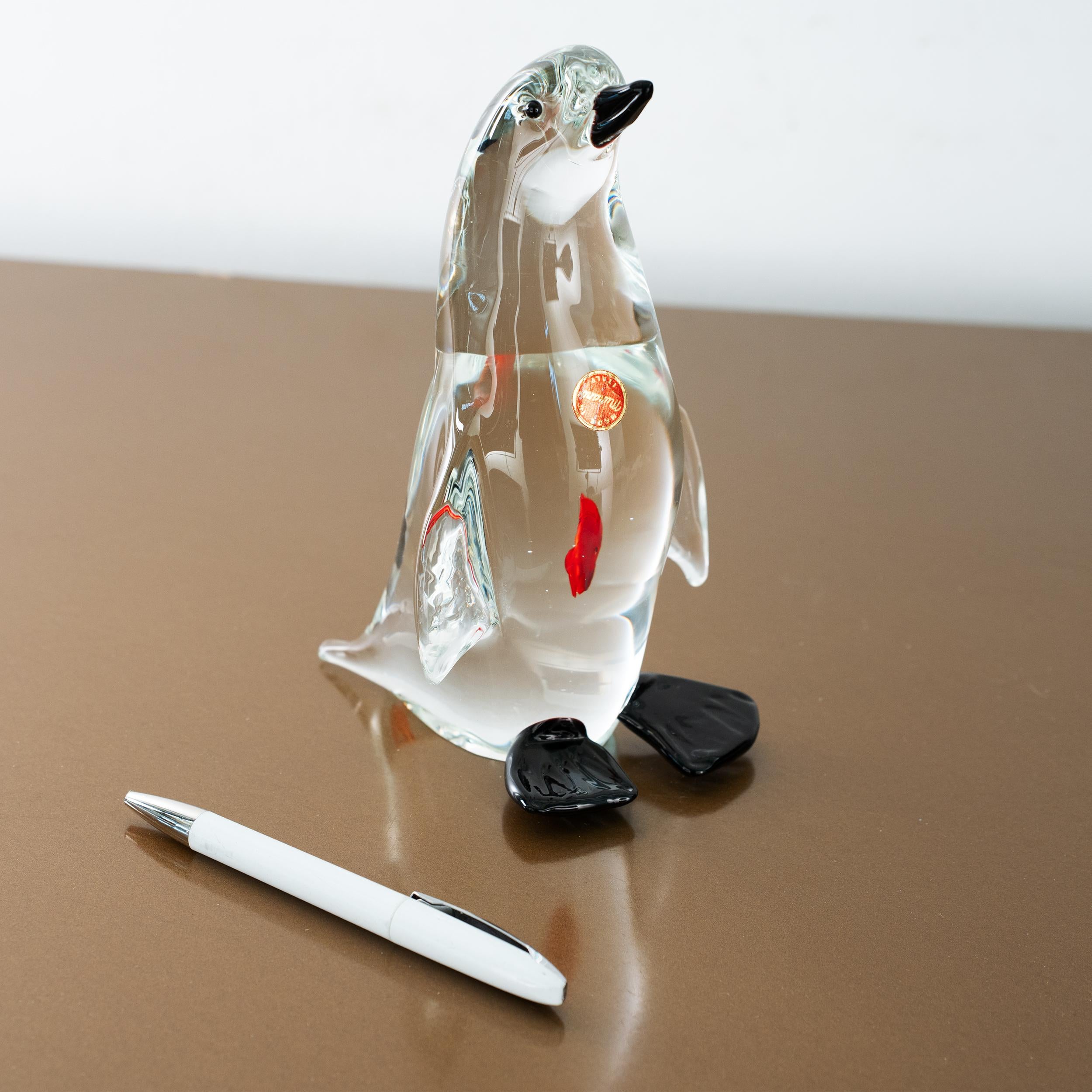 Scultura di pinguino in vetro di Murano, cristallo con pesce rosso all'interno - Italia in vendita 2