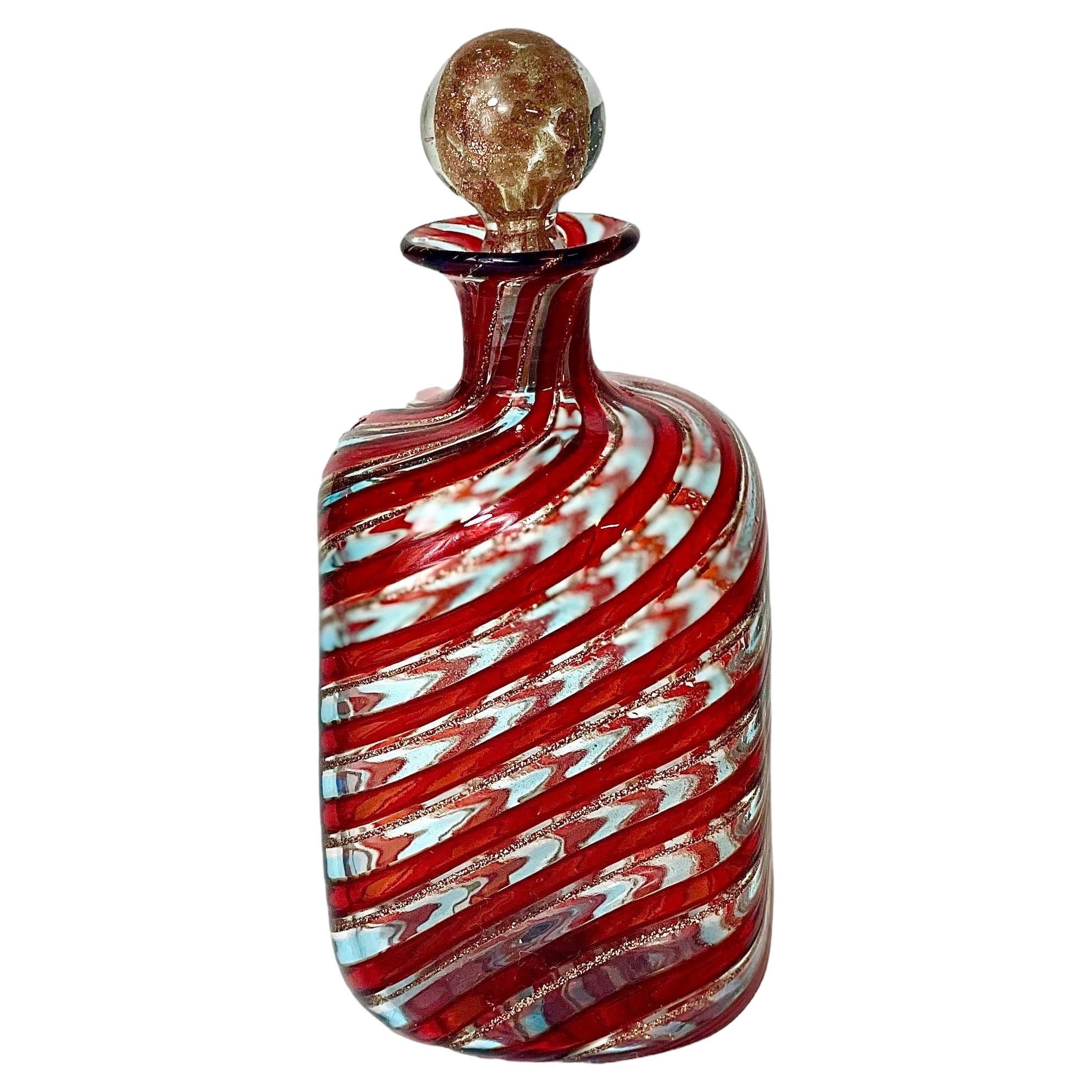 Vieux flacon de parfum en verre de Murano avec bouchon