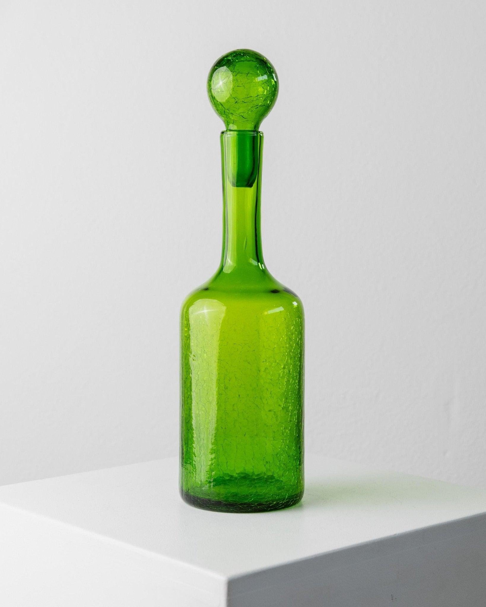 Vintage Murano Glass Set - 3 Verres & Greene Greene - Vert avec effet craquelé

Ce set vintage en verre de Murano des années 1960 comprend trois verres et une carafe assortie dans une teinte verte vibrante avec un effet craquelé unique. La carafe