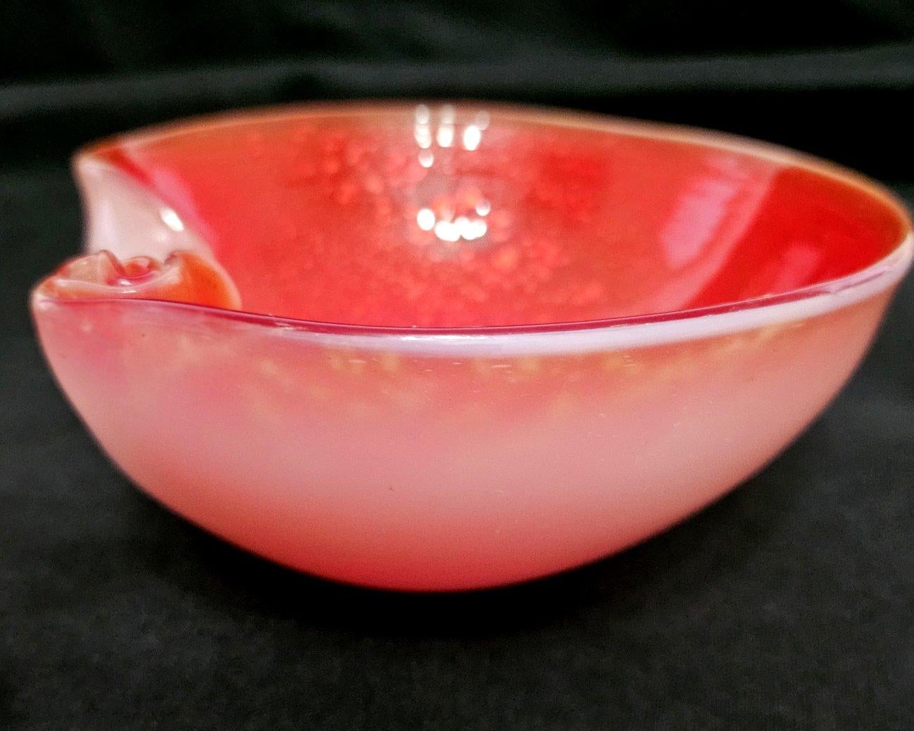 Vintage Murano Glass Shell Motif Bowl w/Gold Fleck, Opaline Exterior. Seguso? In Good Condition For Sale In Warrenton, OR