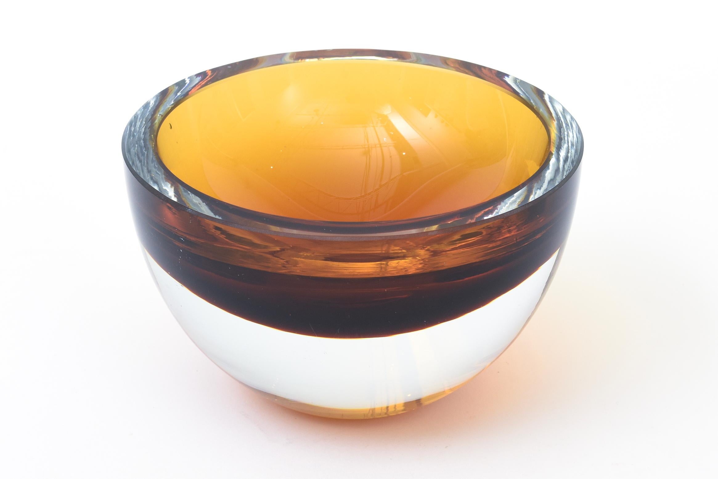 Este cuenco sommerso de cristal de Murano soplado a mano, firmado en estilo vintage, es grueso y pesado. Los colores van desde  ámbar, a marrón y a transparente. Está firmado pero no es legible yf empieza por una S. Quizá Seguso. Estupendo como