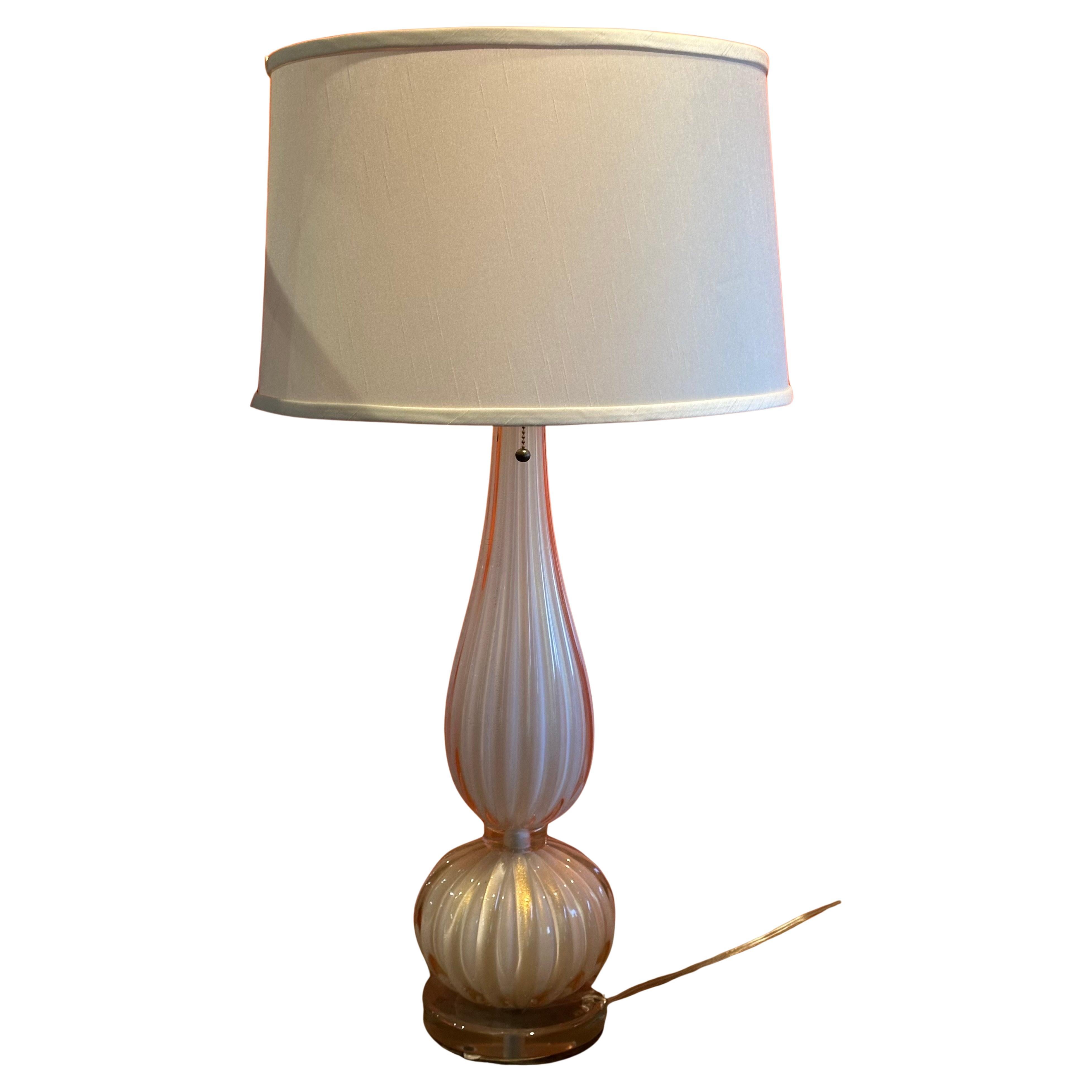 Wunderschöne Sommerso-Tischlampe aus Kunstglas mit goldenen Sprenkeln auf weißem Grund von Murano Glass, ca. 1970er Jahre.  Die wunderschöne Lampe steht auf einem Sockel aus Klarglas, der mit 