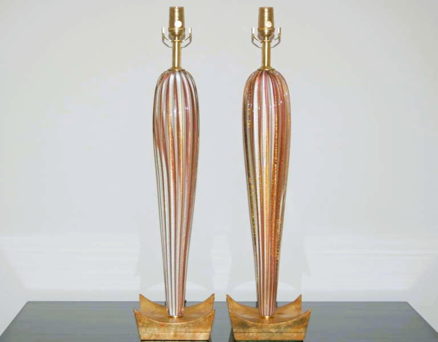 Elegantes lámparas de mesa de cristal veneciano a rayas de carpa de circo de color PLOMO y CREMA, cargadas de ORO. El cuerpo puede invertirse si se prefiere el lado delgado hacia arriba; en cualquier caso, ¡están geniales en sus bases de estilo