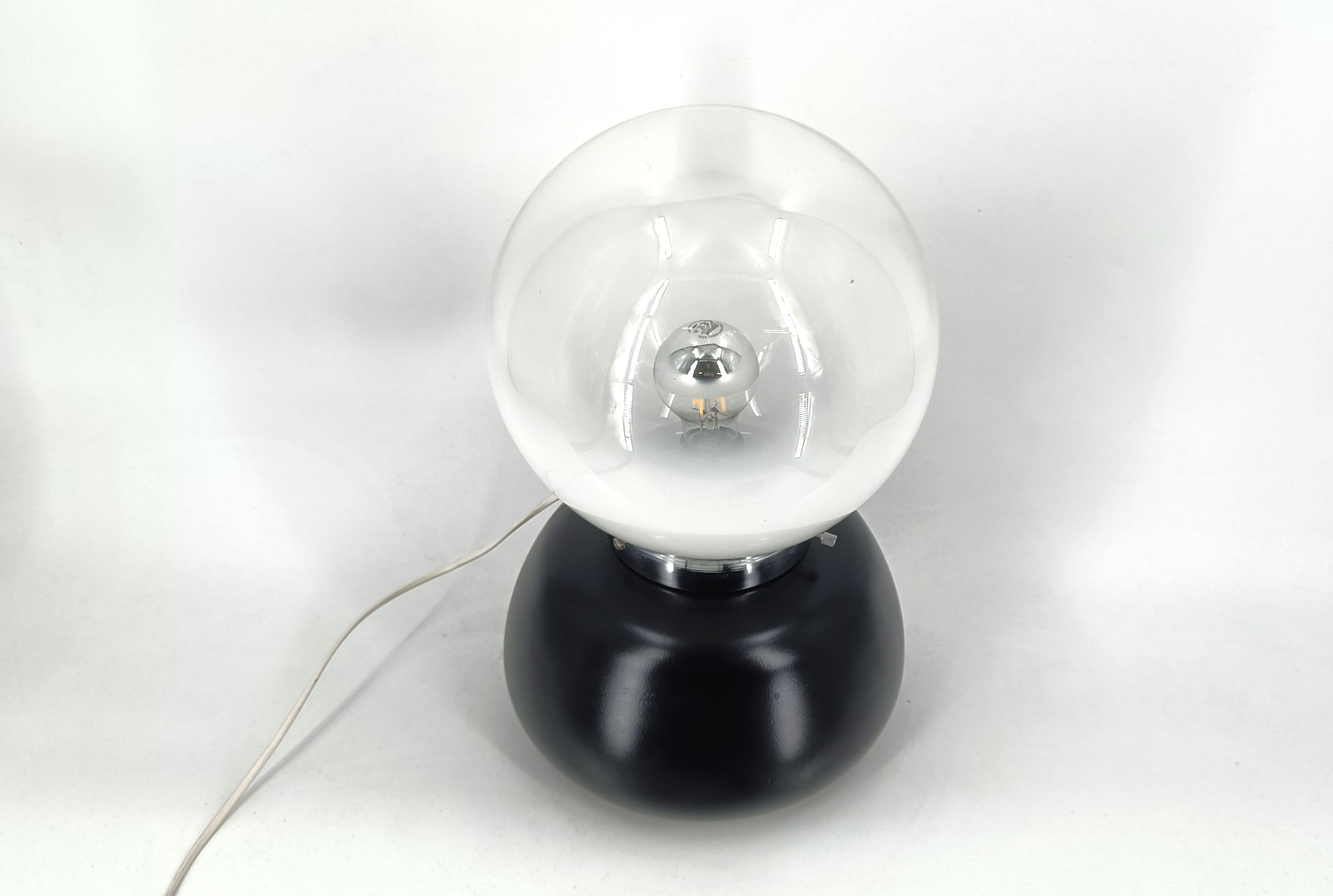 Lampe de table en verre de Murano du milieu du siècle, par Murano.

La lampe émet une belle lumière.

Testé et prêt à l'emploi avec une ampoule E27 ordinaire.

Années 1970 - Italie

Dimensions :
Hauteur : 40cm
Diamètre : 25 cm

Réf. : 25021104