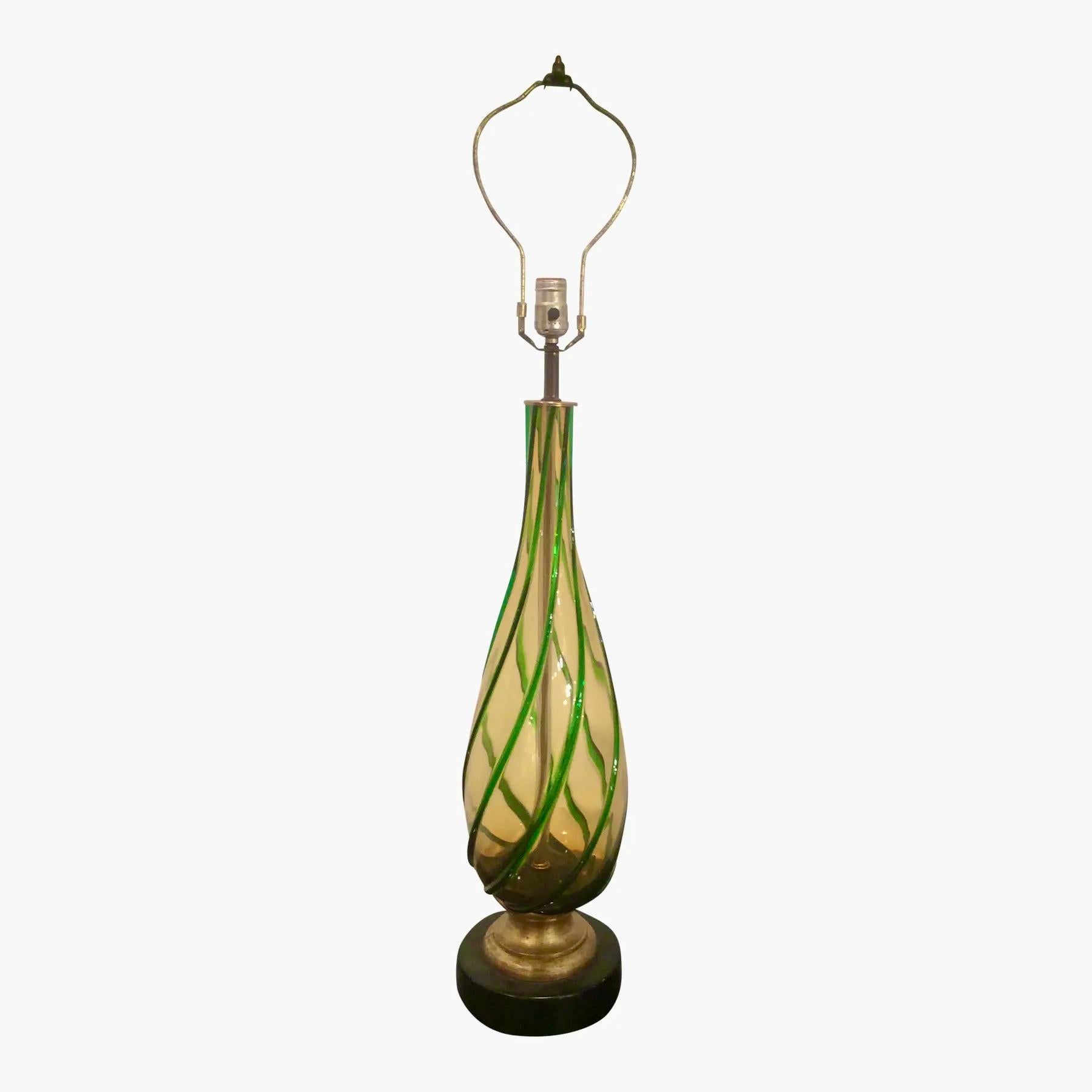 Lámpara de sobremesa vintage de cristal de Murano amarillo con cintas verdes en relieve sobre bases torneadas doradas y de madera. 26