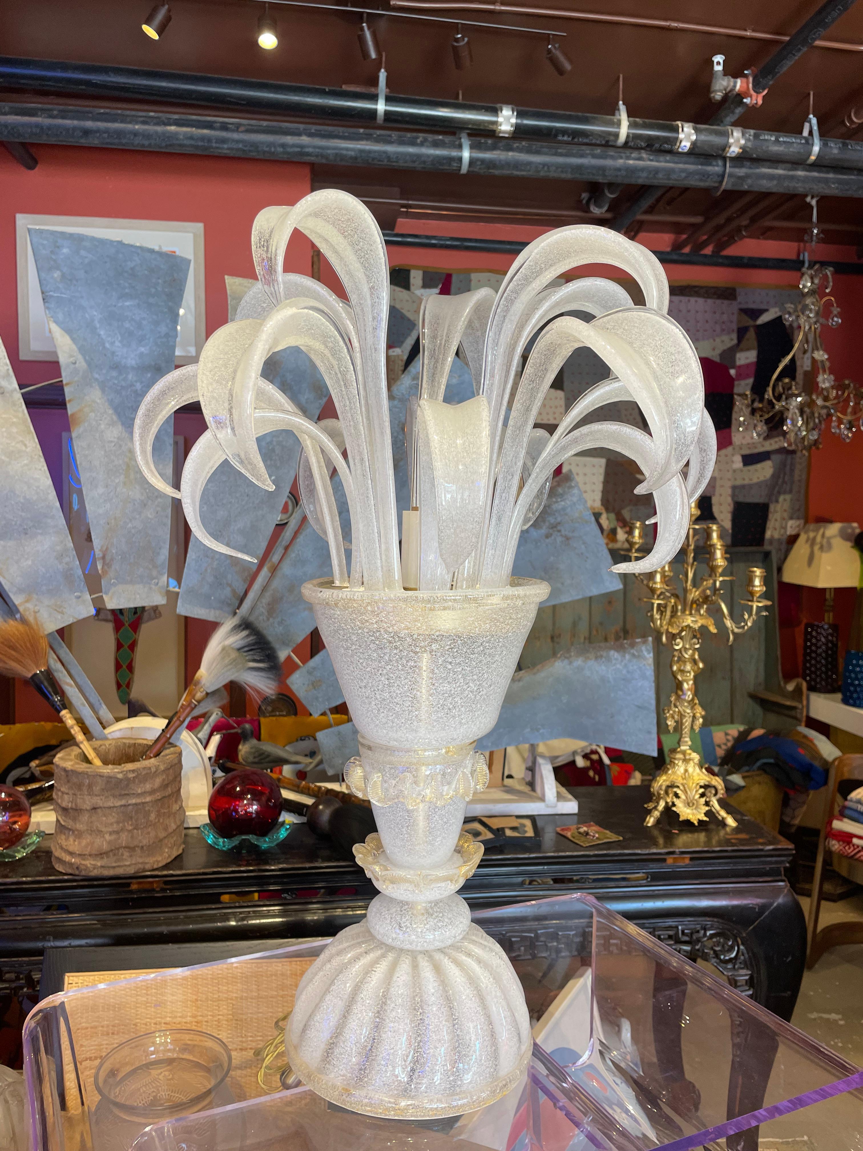 Il s'agit d'une lampe de table en verre de Murano de belle facture et d'une grande gaieté. Utilisez-le partout où vous avez besoin d'une touche décorative et lumineuse.