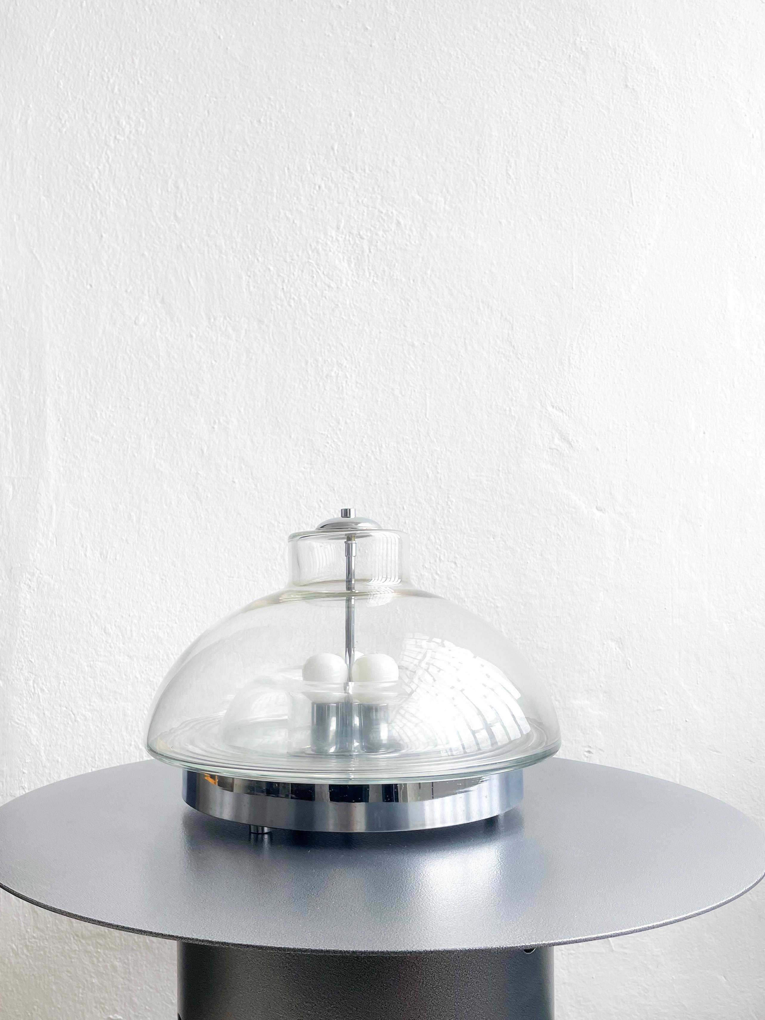 Superbe lampe de table de Murano datant de l'ère atomique, fabriquée en verre soufflé transparent et conçue dans le style du célèbre designer Carlo Nason et de ses créations pour Mazzega. La pièce rappelle notamment la célèbre lampe de table Lotus