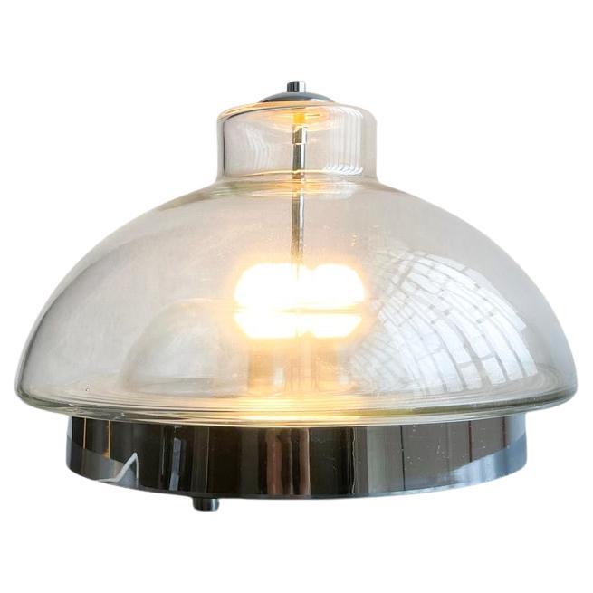 Superbe lampe de table de Murano datant de l'ère atomique, fabriquée en verre soufflé transparent et conçue dans le style du célèbre designer Carlo Nason et de ses créations pour Mazzega. La pièce rappelle notamment la célèbre lampe de table Lotus
