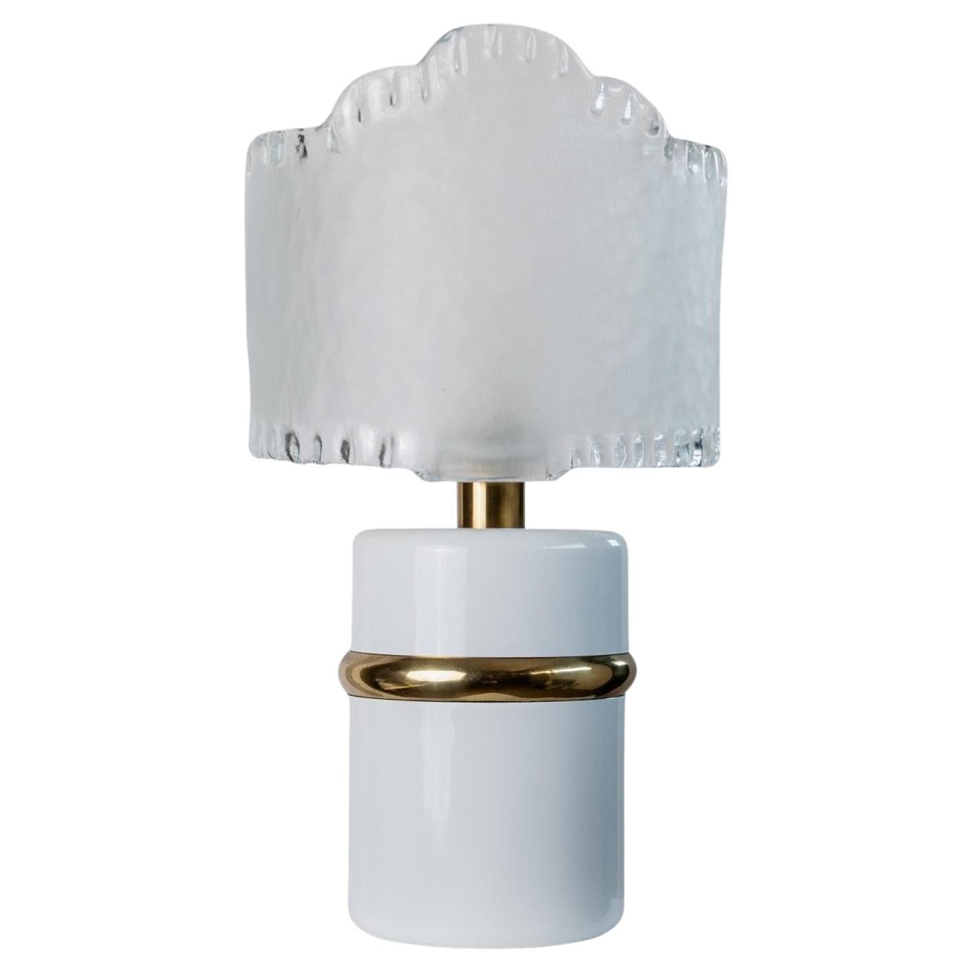 Lámpara de mesa vintage de cristal de Murano blanco, base de metal dorado Italia, años 80 en venta