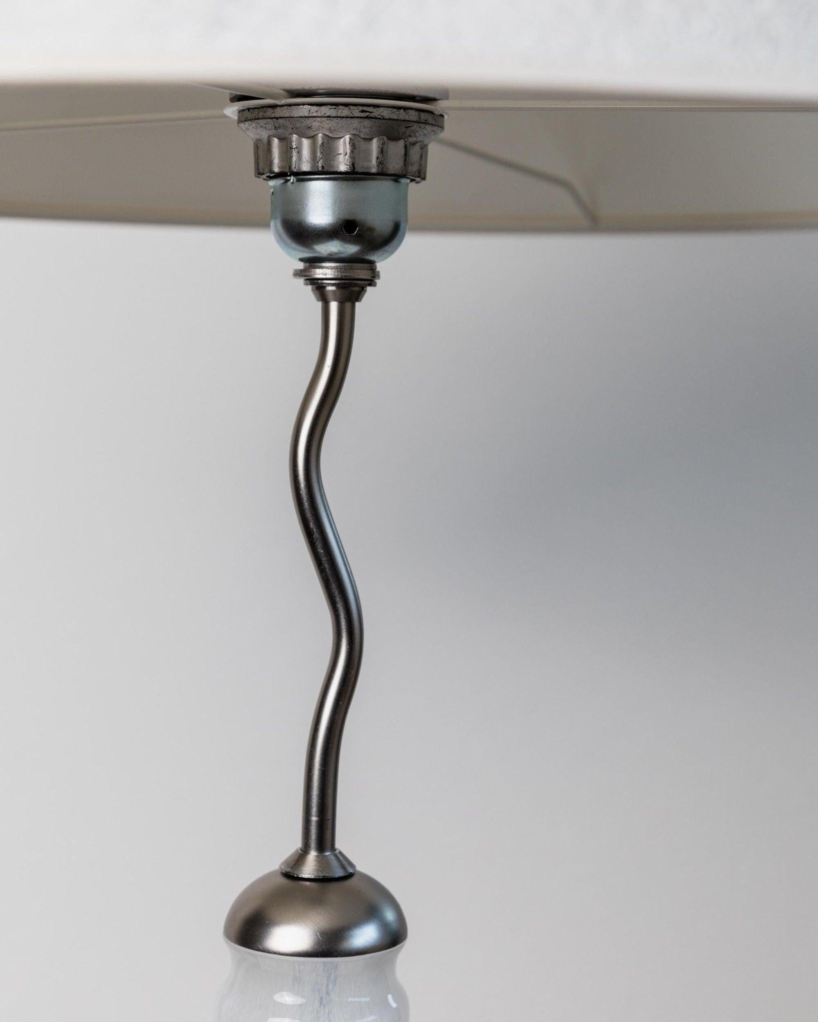 italien Lampe de table vintage en verre de Murano - métal Zig Zag et abat-jour en soie texturée, Italie années 80 en vente