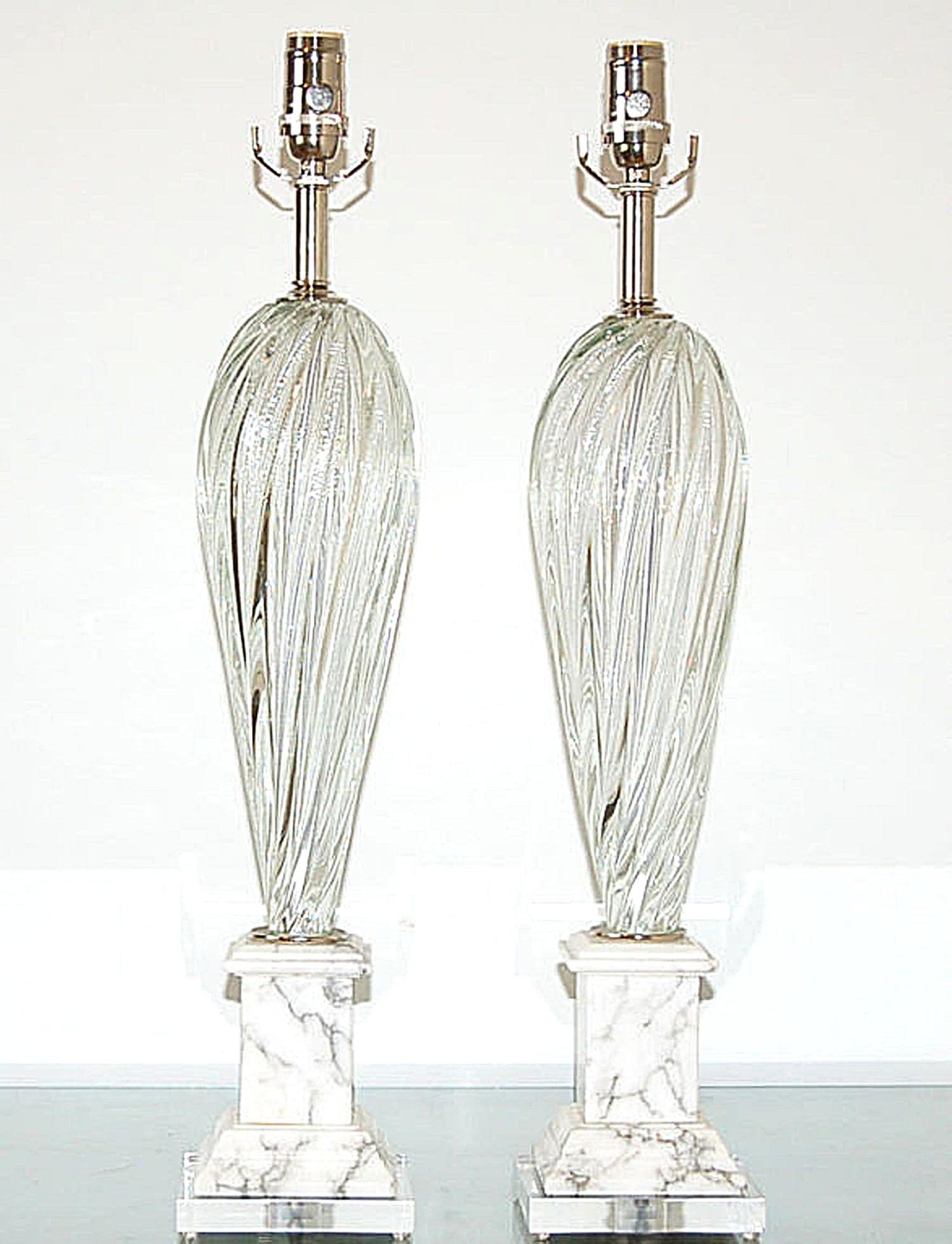 Lampes de table vintage en verre vénitien ! Le verre est d'une clarté cristalline avec des nervures verticales tourbillonnantes et des inclusions d'argent soufflées. Les bases sont en marbre italien de Carrera avec des veines gris argenté. Ces