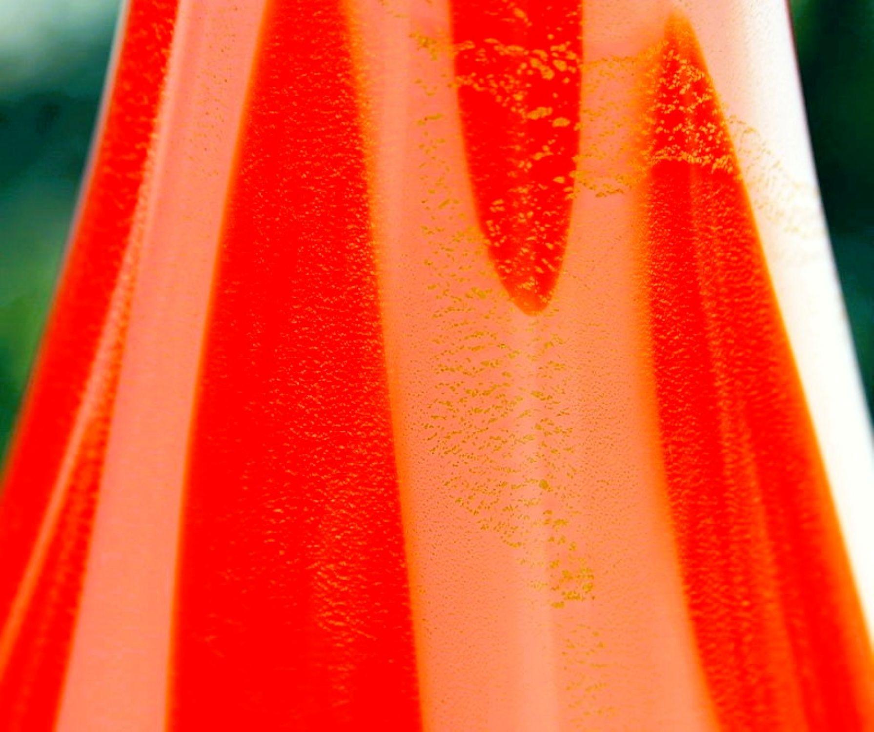 Lampes de table vintage en verre de Murano délicatement sculptées. Ces lampes ont en fait deux personnalités.  Un côté est à prédominance ORANGE AVEC DES TACHES BLANCHES, l'autre est BLANC AVEC DES TACHES ORANGES.  Les deux côtés sont remplis de