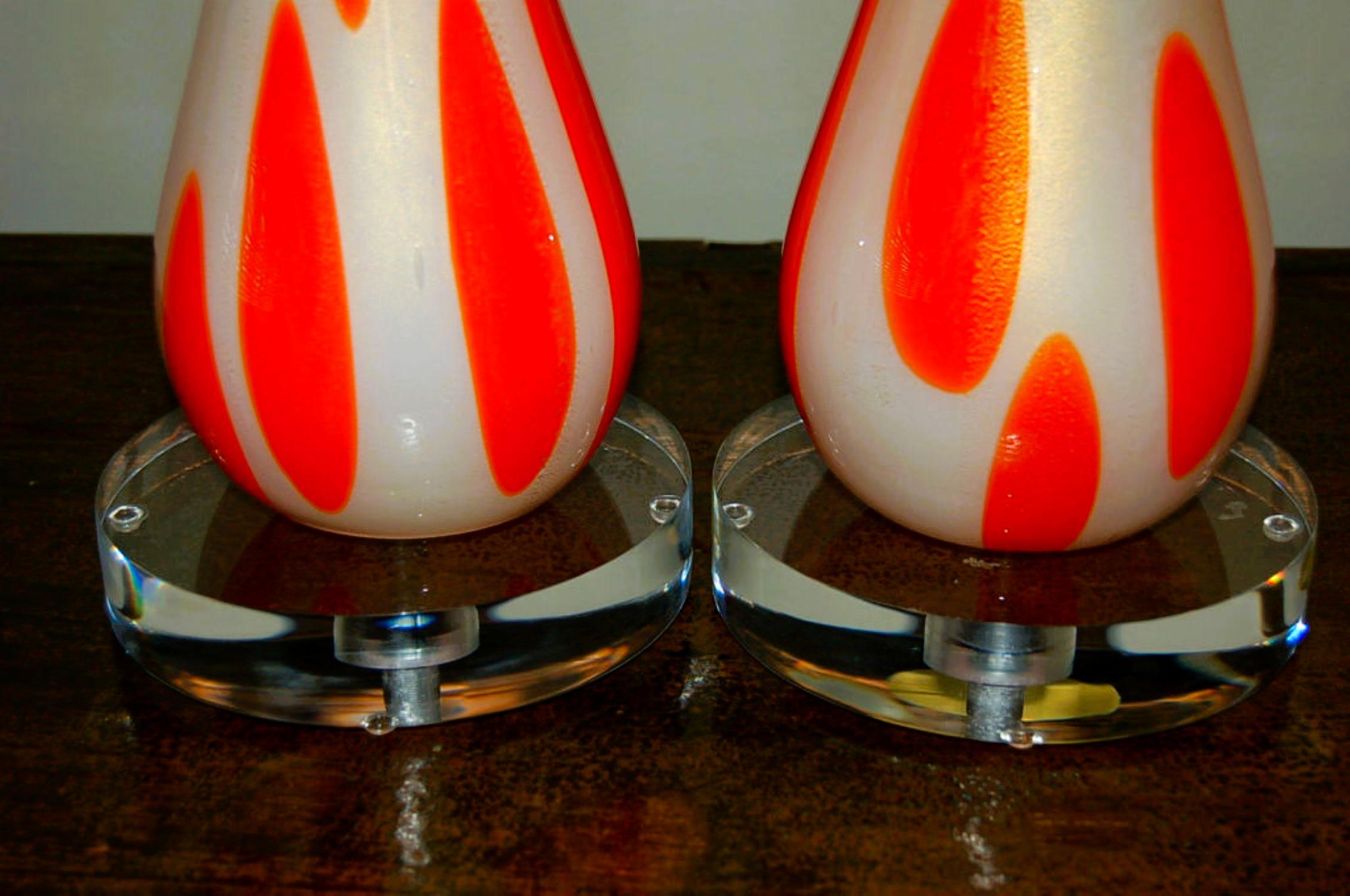 Mid-Century Modern Lampe de table vintage en verre de Murano orange blanc en vente
