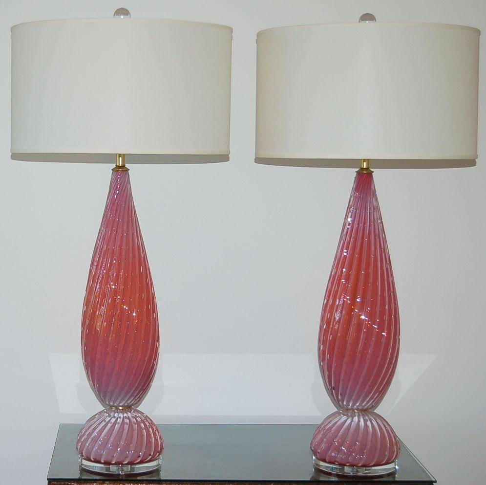 Sono semplicemente fantastici! Due pezzi di vetro di Murano vintage PINK ORCHID Opaline, fortemente costolato e con bolle controllate, sono legati in vita e separati da cialde di ottone. Una semplice base in lucite permette al vetro di risaltare. Il