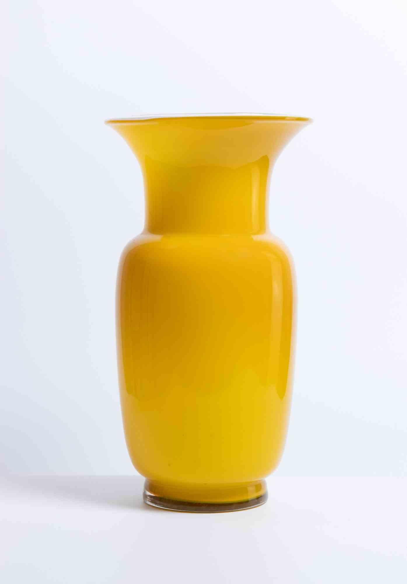 Vaso in vetro artistico d'epoca con pancia gialla, attribuito a Carlo Nason e realizzato negli anni Settanta.

Firma in acido sulla base 