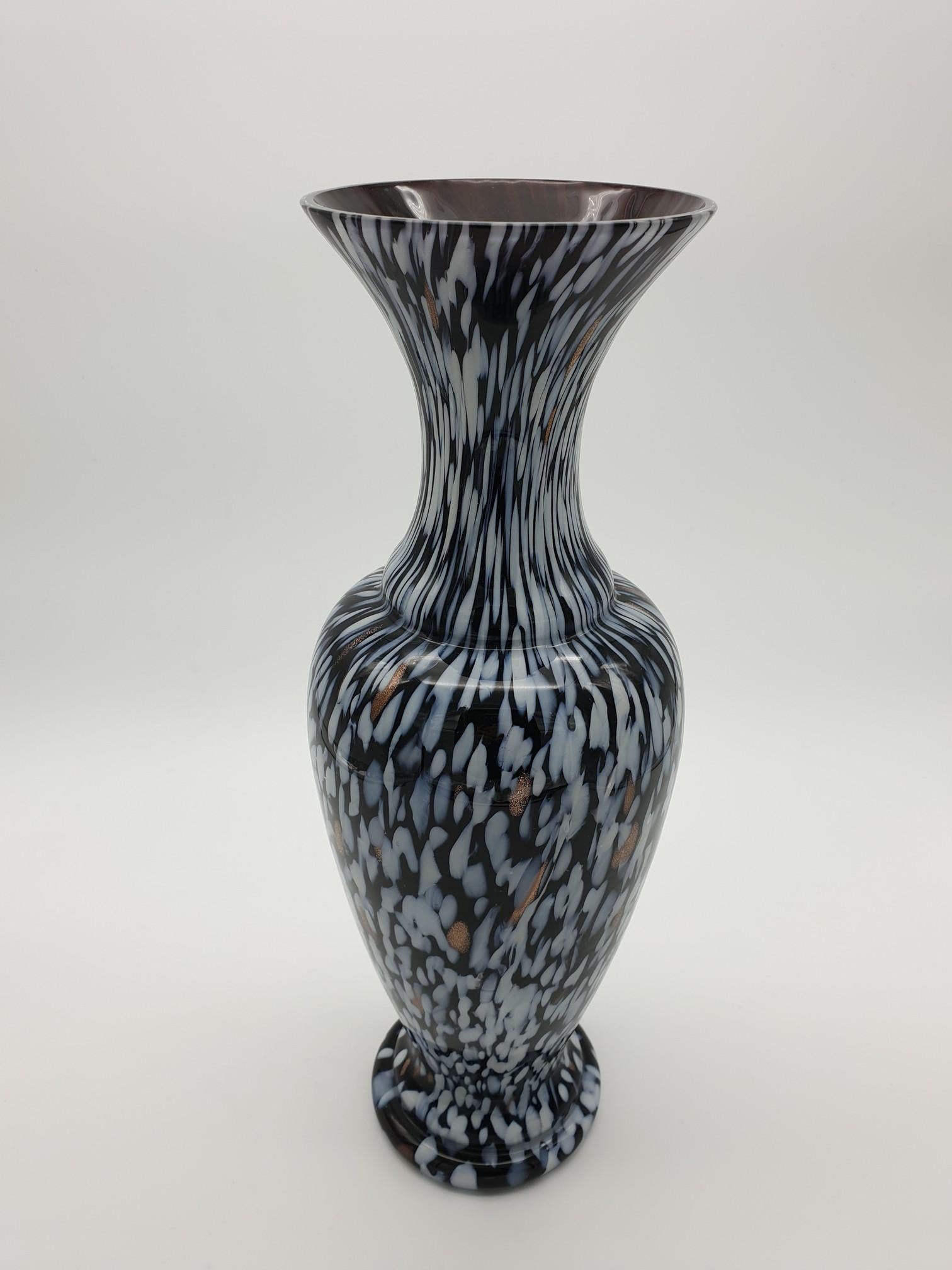Vintage glass vase by Gino Cenedese e Figlio, handmade in the late 1970s in Murano. This tall black vase (41cm tall) features contrasting white and sparkling 