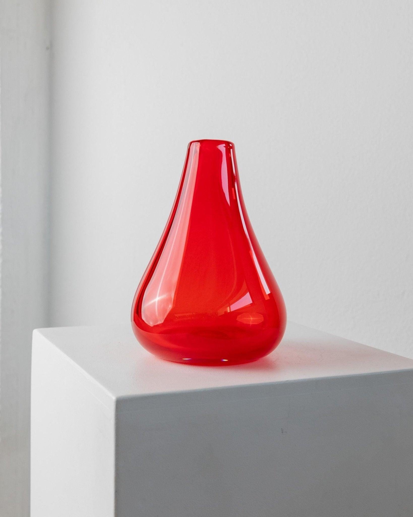 Vetro di Murano Vaso in vetro di Murano rosso - rosso vivo, cattura-sguardi Italia anni '70 in vendita