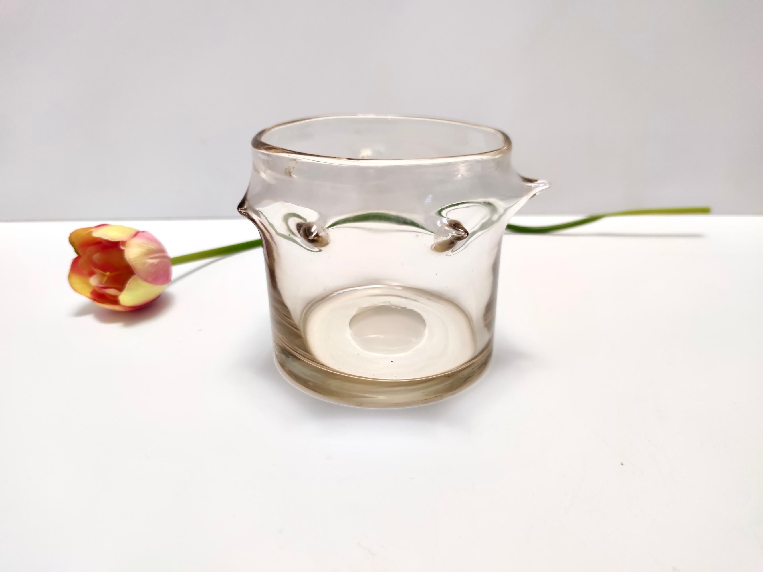 Hergestellt in Italien, 1930er - 1940er Jahre. 
Diese Vase ist aus Murano-Glas hergestellt.
Da es sich um einen Vintage-Artikel handelt, kann er leichte Gebrauchsspuren aufweisen, wie z. B. einen leichten Kratzer an einer Spitze, aber er ist in