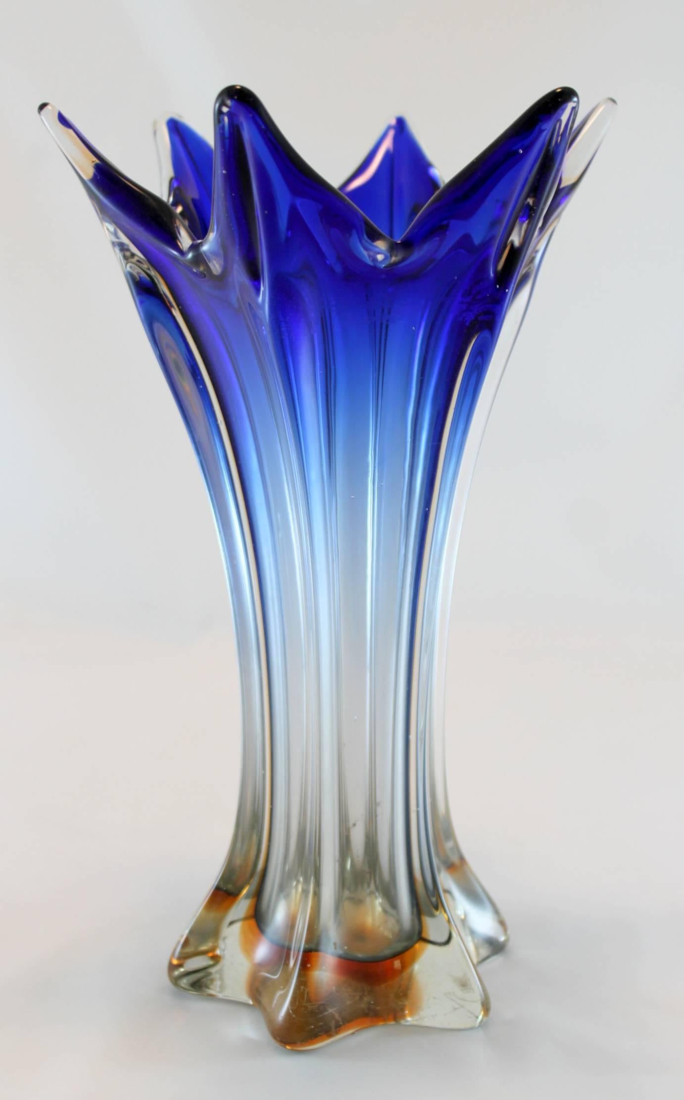 Vintage Murano glass vase
circa 1950s

Approximate dimensions 
Diameter x height 17.2 x 27.1 cm
Approximate weight 1.2 Kg

Condition: Has some age related fading on the interior glass at the
top, some surface scratches on the base, good