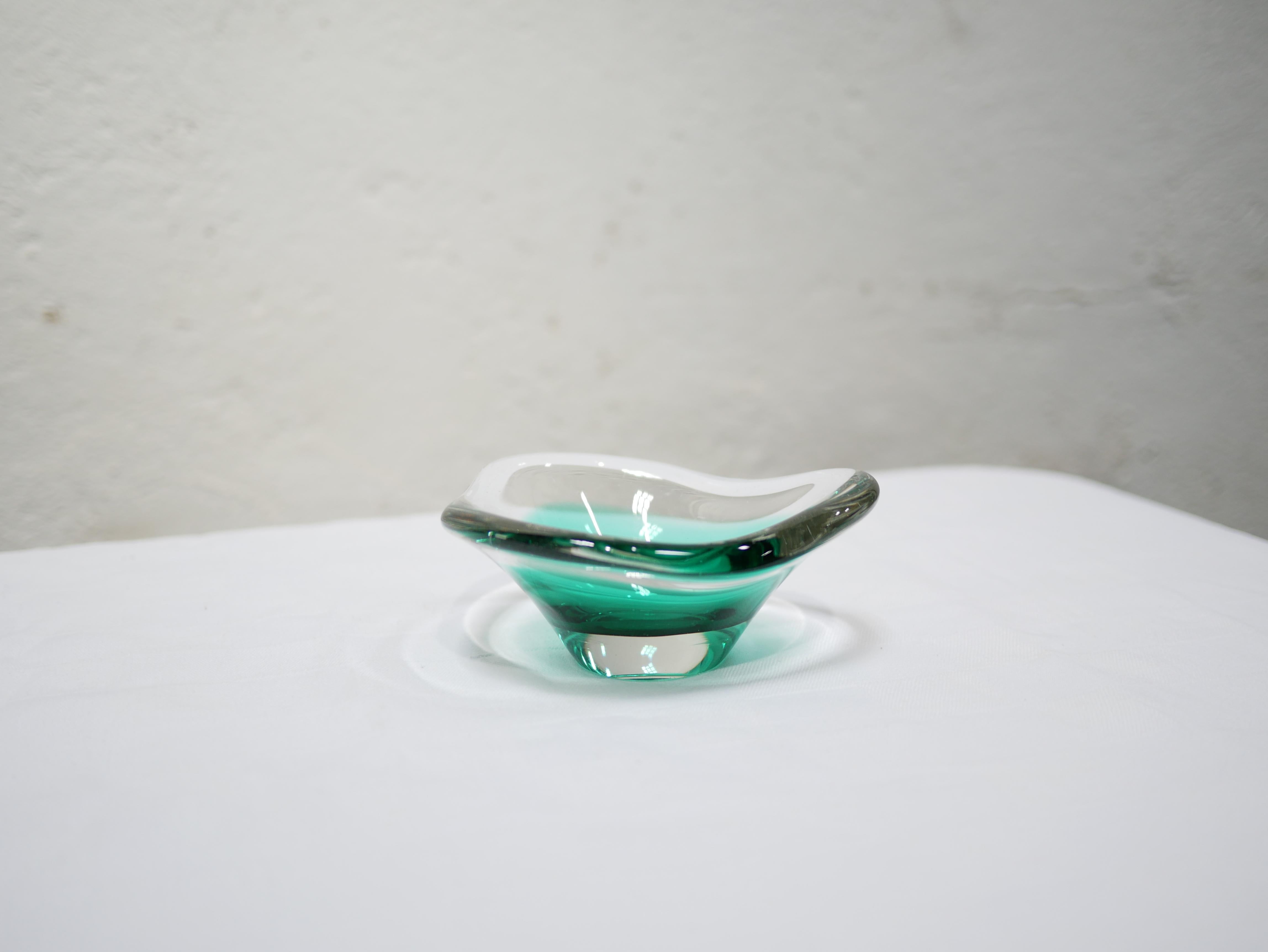 Vide-poche in Murano glass from the 1960s.

Ideal for decoration, its thick glass and luminous green tint will bring softness and warmth. Of good size, aesthetics and of good quality, the empty pocket will be perfect in a current
