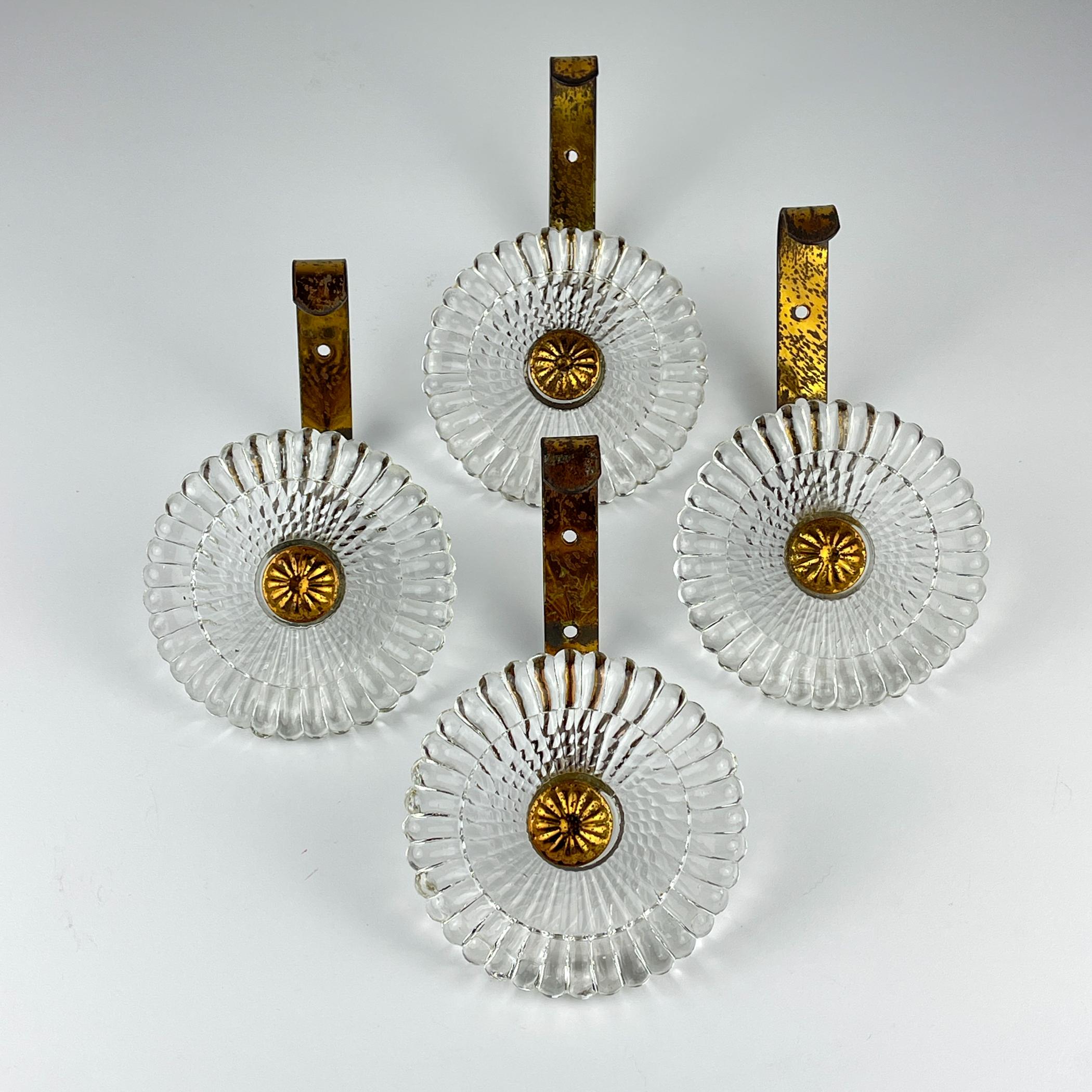 Increíble juego de 4 perchas vintage de cristal de Murano y latón fabricadas en Italia en la década de 1940.
¡El precio del juego!
Excelente estado vintage.

Dimensiones:
Anchura: 10 cm / 3,94 pulgadas
Altura: 16 cm
Profundidad: 11 cm / 4,33