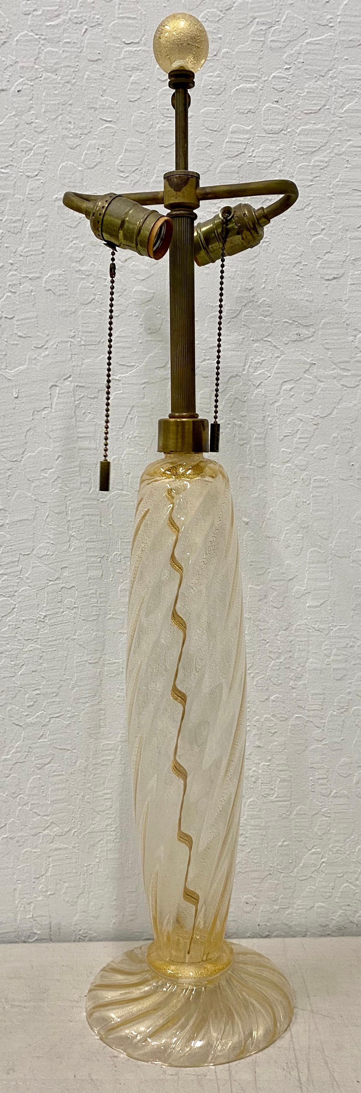 Lampe de table vintage en verre soufflé à la main et moucheté d'or de Murano, circa 1930

Magnifique lampe de table d'Italie

Verre moucheté d'or soufflé à la main avec le fleuron d'origine

Dimensions 7,5
