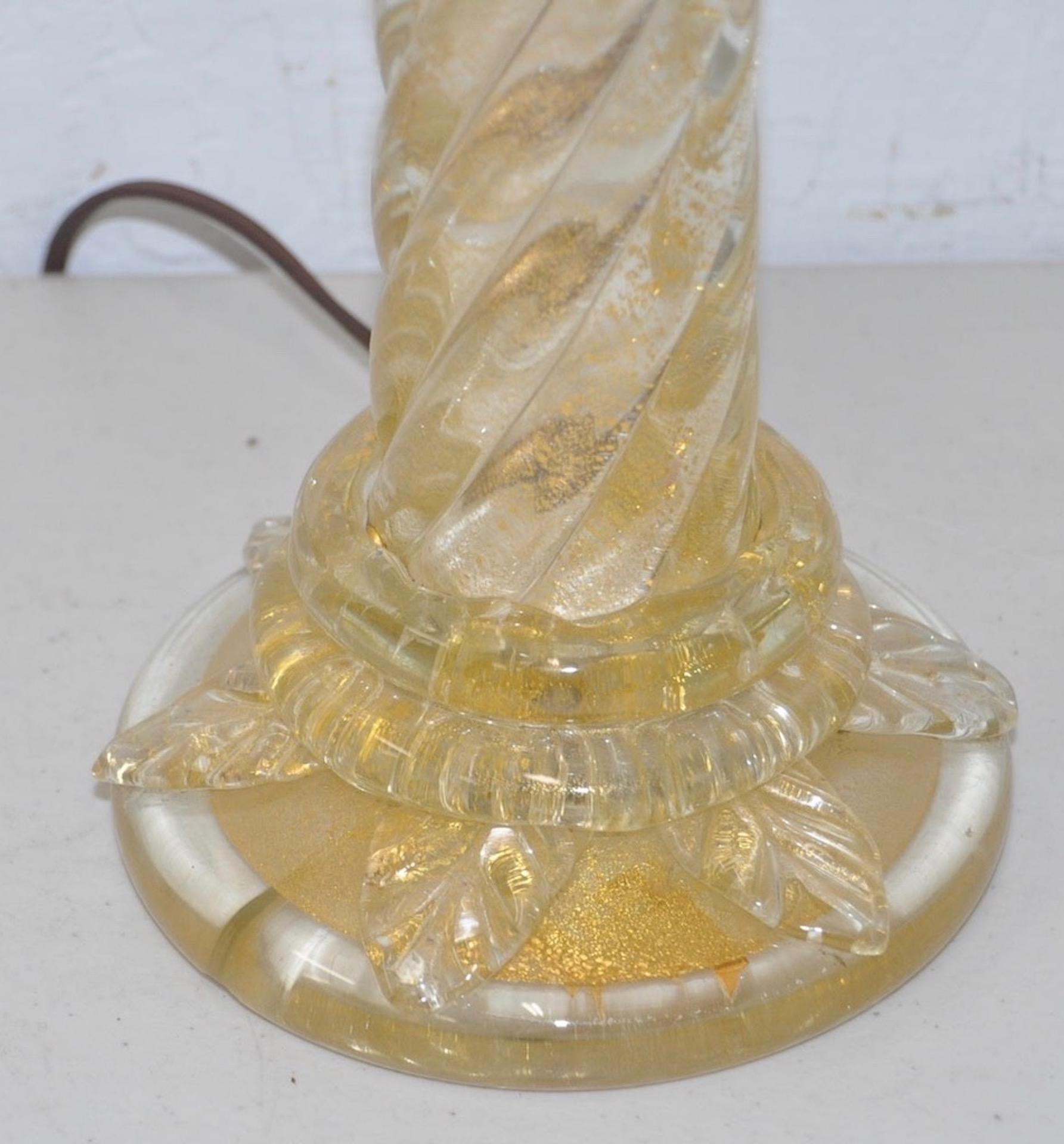 Lampe de table vintage en mouchetures d'or de Murano attribuée à Barovier, circa 1940s

Magnifique lampe de table soufflée à la main attribuée à Barovier, société vénitienne de verrerie fondée en 1295 !

5 1/2