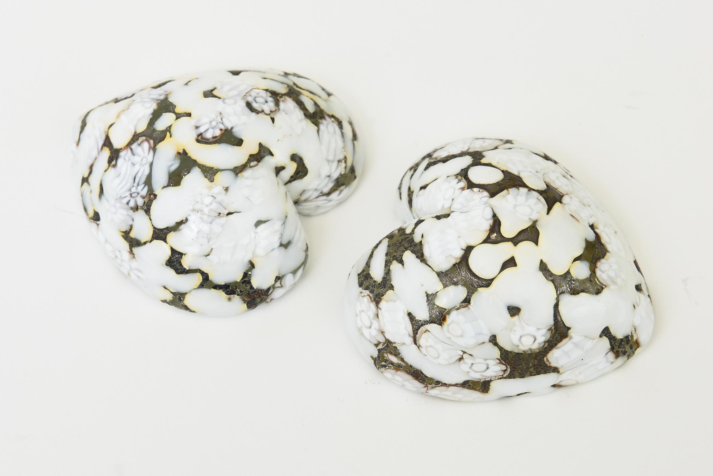 Mid-Century moderno Sculture di cuore in vetro bianco e oro di Murano d'epoca, fermacarte, accessori da scrivania in vendita