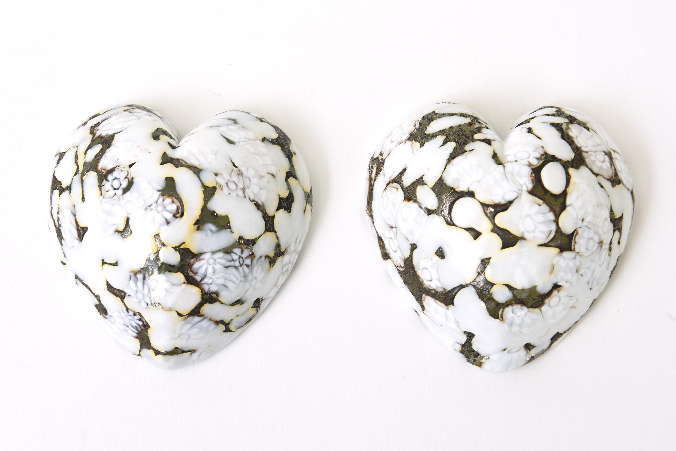 Metà XX secolo Sculture di cuore in vetro bianco e oro di Murano d'epoca, fermacarte, accessori da scrivania in vendita