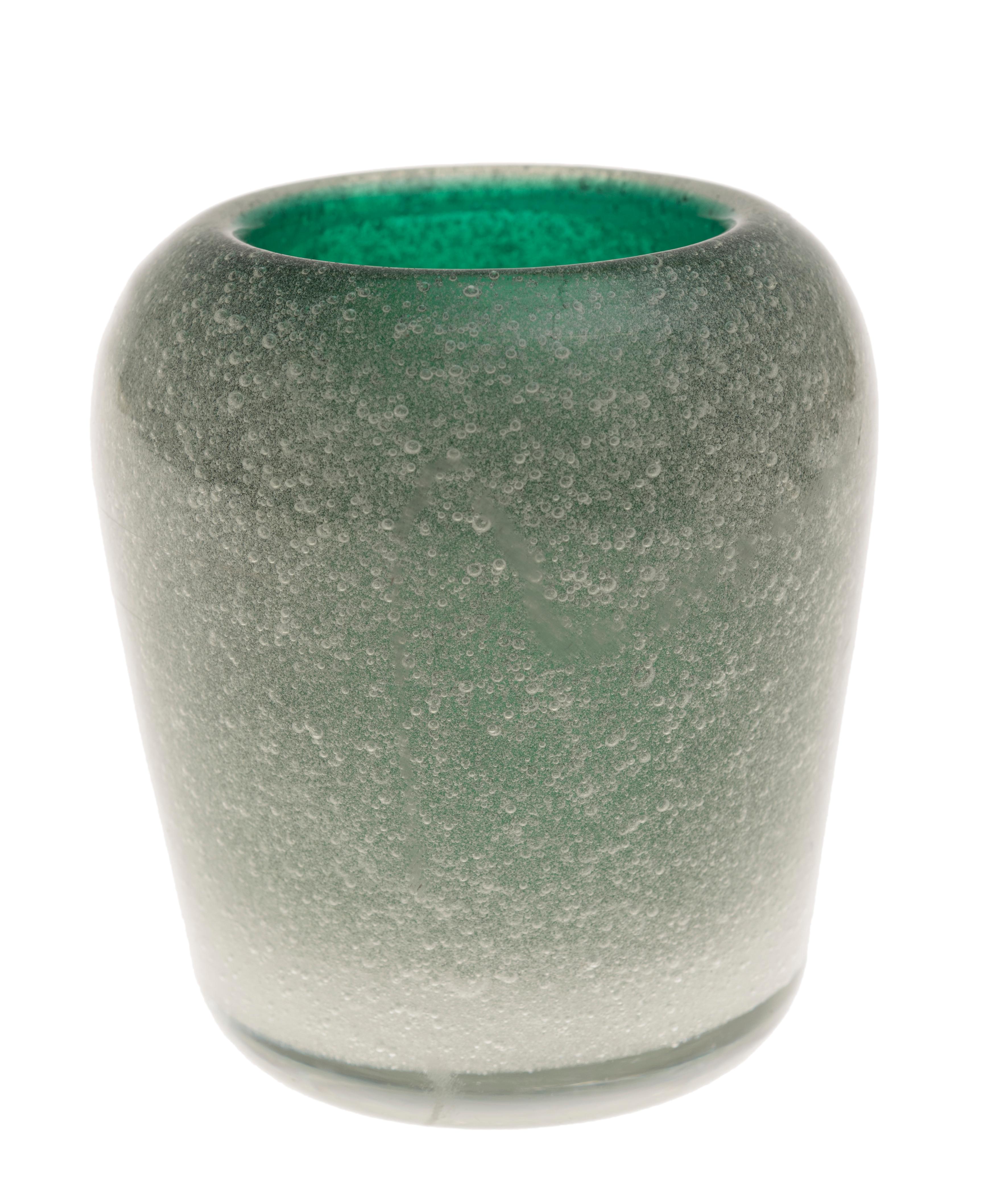 Murano green vase is an original decorative object realized by Carlo Scarpa for Venini in circa 1955.

This beautiful vintage vase is realized by one of the most famous designers of the 20th century.

Very good conditions.

This object is