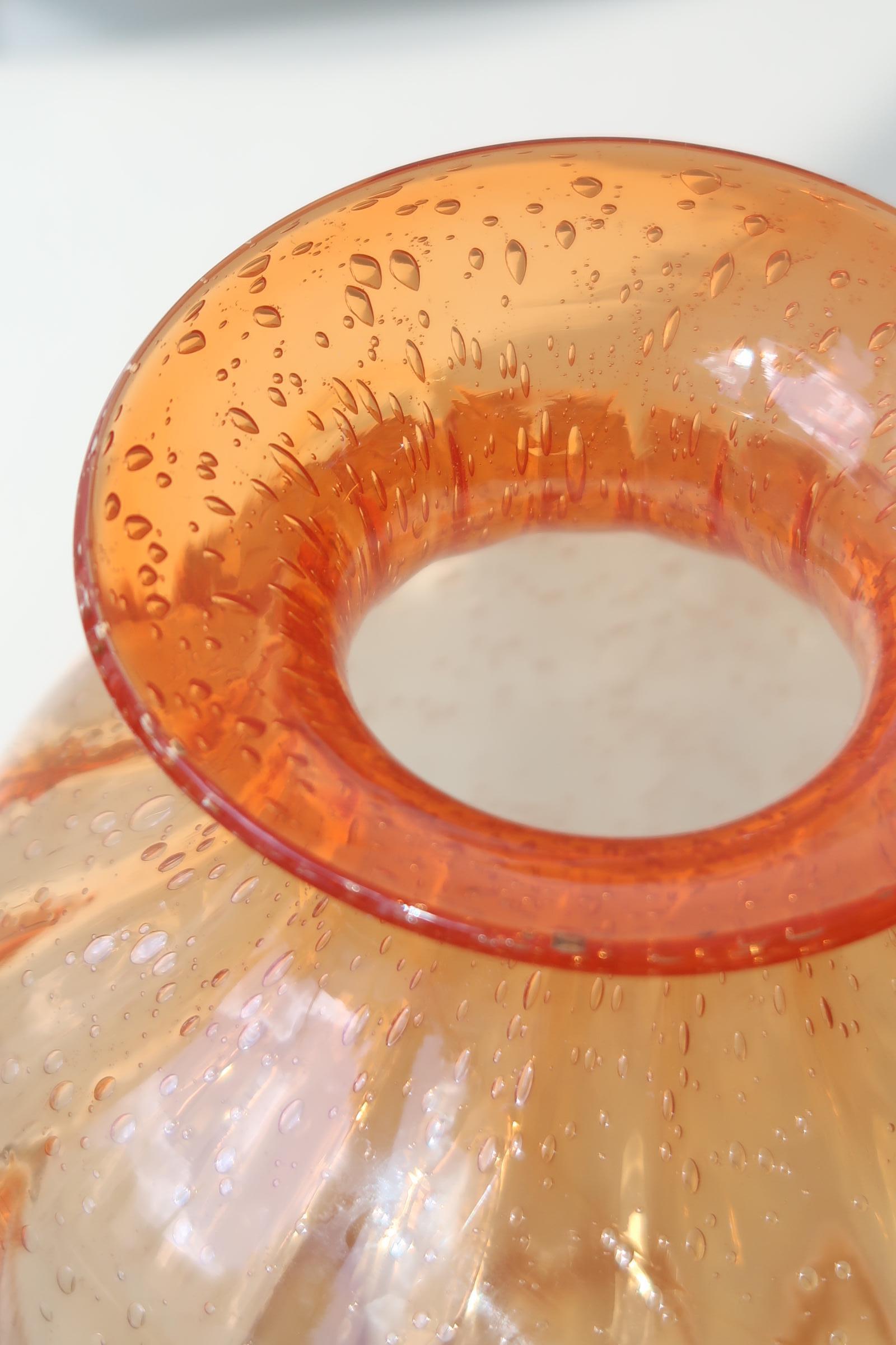 Vintage Murano vase in a fine design. Mouth-blown in bullicante technique in transparent orange glass. Handmade in Italy, 1970s. Measures: H: 22.5 cm D: 16 cm.

.