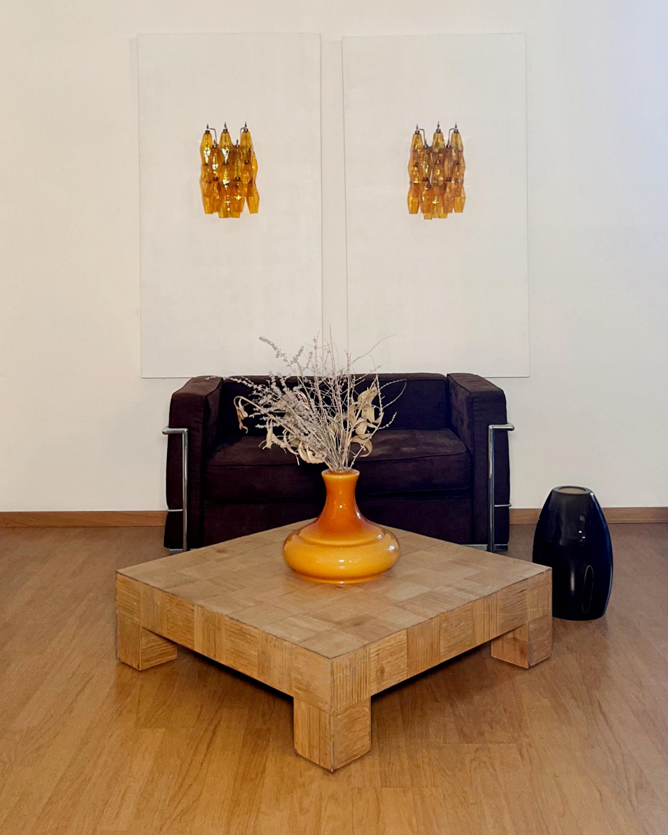 Luxus und GENUINE Muranoglas Paar von Applique. 100% HANDGEFERTIGT IN MURANO. Die Applikationen werden von 17 Murano handgefertigt Bernstein POLIEDRI Glas, für jeden einzelnen, in einem soliden Metallrahmen Gold lackiert und Messing