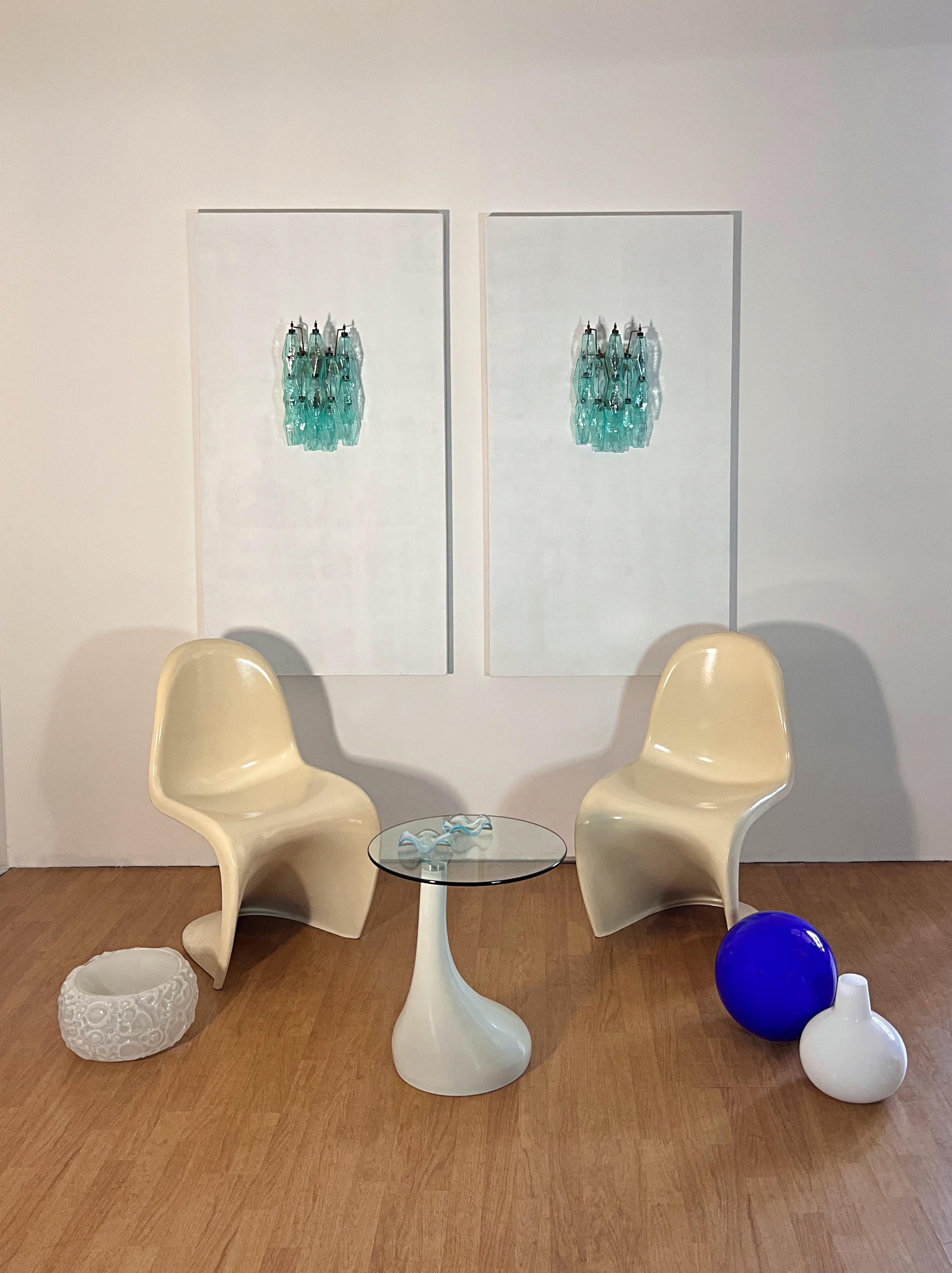 Luxury and GENUINE Murano Glass pair of applique. 100% HAND MADE IN MURANO. The appliques are made by 17 Murano handmade turquoise pulegosi POLIEDRI glass, for each one, in a Solid metal frame gold painted and brass.
Period: late XX