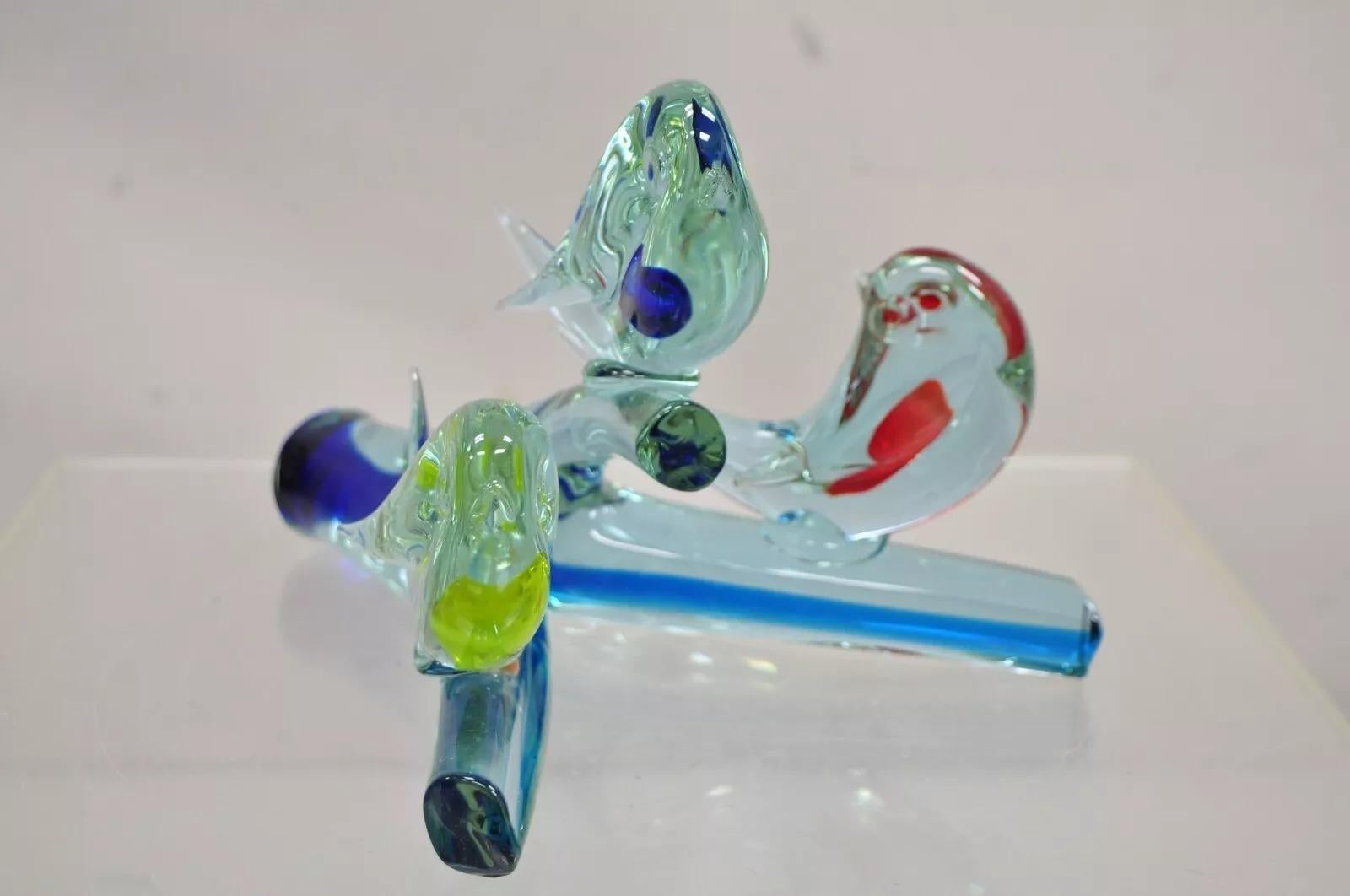 Vintage Murano Italia Arte Vidrio Modernismo 3 Pájaros Posados en Rama Escultura en Azul, Rojo y Verde. Finales del siglo XX. Medidas: 7