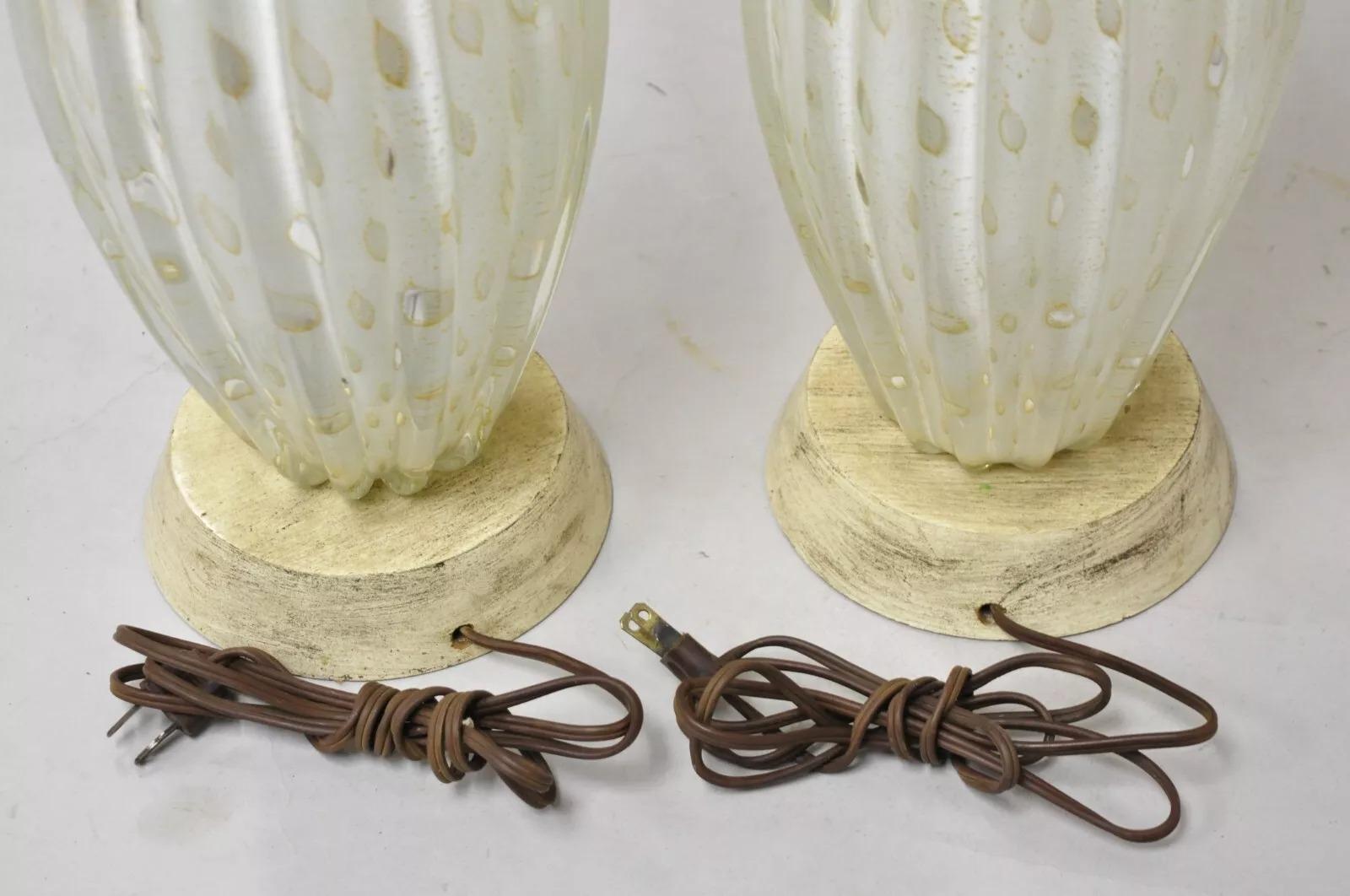 Paire de lampes de table vintage en verre Camer Glass, Murano, Italie, mouchetures d'or et blanc sinueux en vente 3