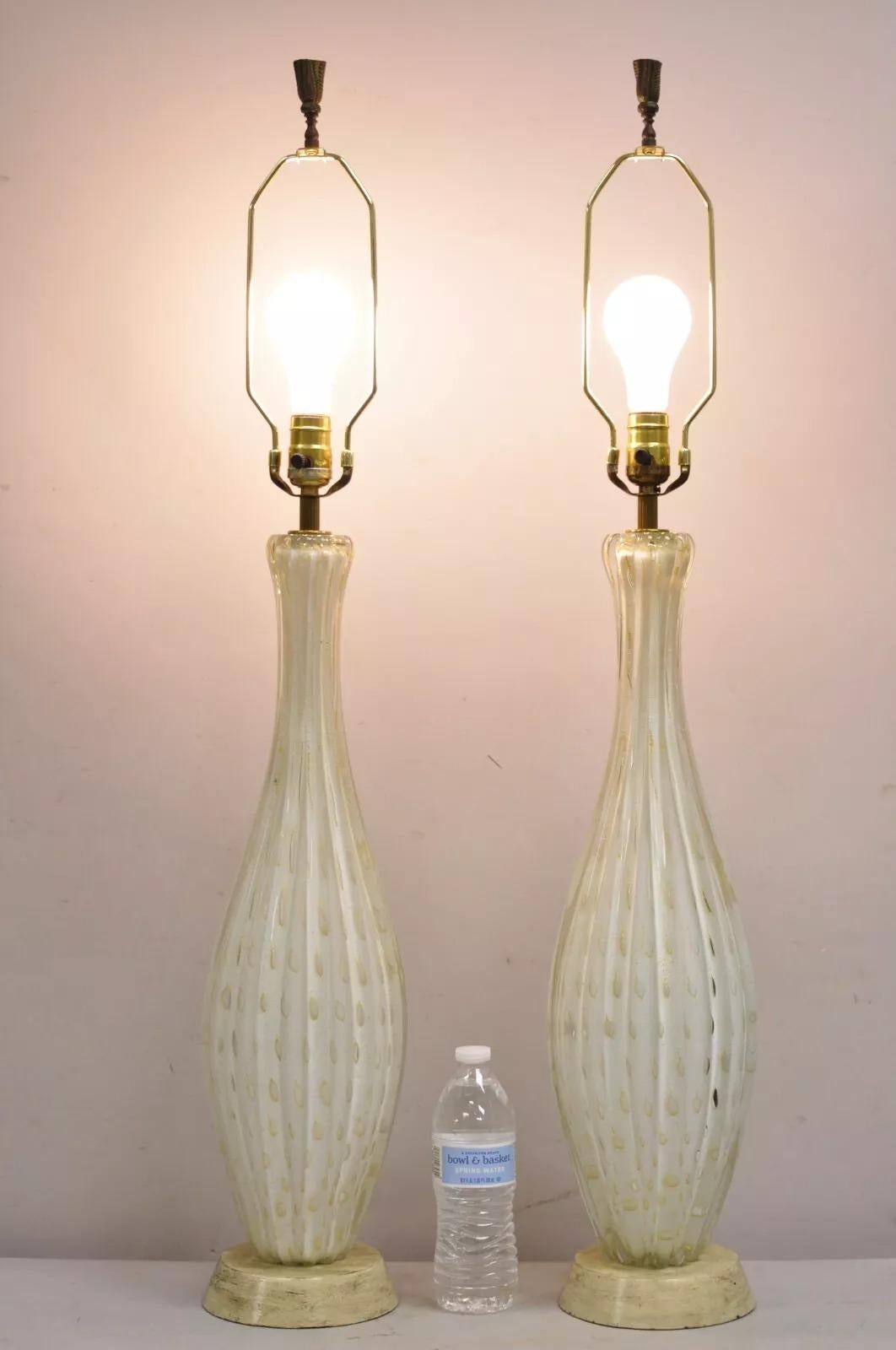 Paire de lampes de table sinueuses en verre de Murano (Italie), mouchetures d'or et blanc, sur base en bois. Circa Mid 20th Century. Dimensions : 38