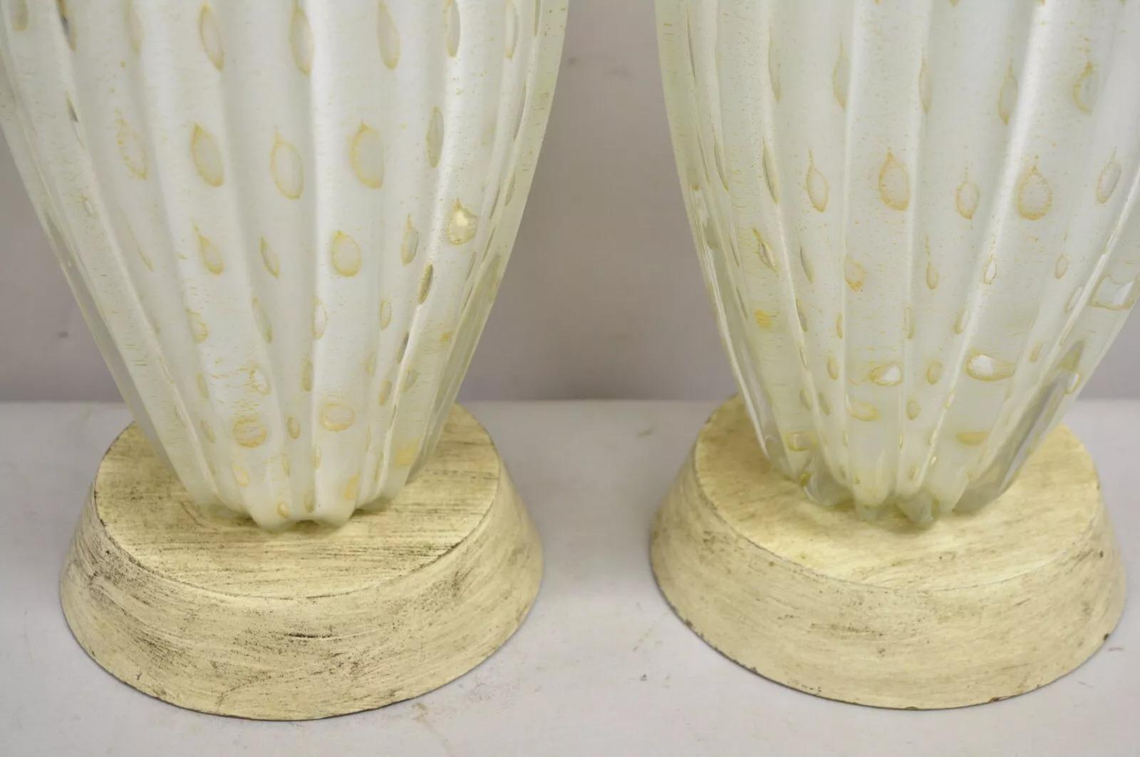 Paire de lampes de table vintage en verre Camer Glass, Murano, Italie, mouchetures d'or et blanc sinueux Bon état - En vente à Philadelphia, PA