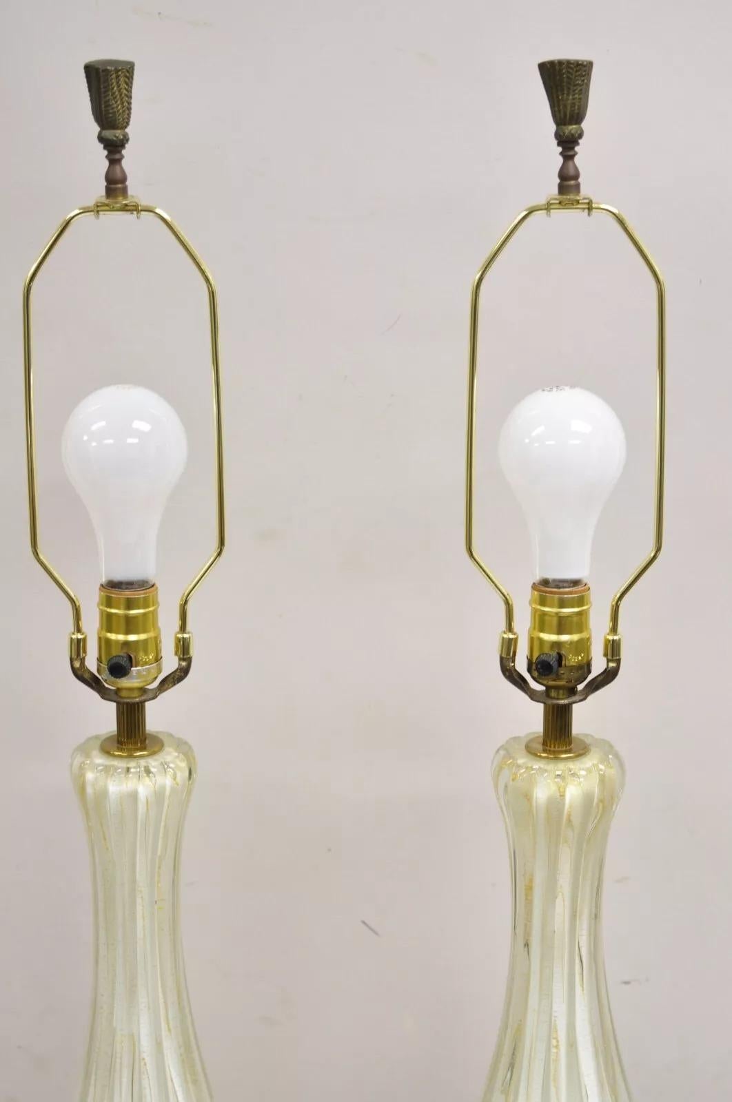 20ième siècle Paire de lampes de table vintage en verre Camer Glass, Murano, Italie, mouchetures d'or et blanc sinueux en vente