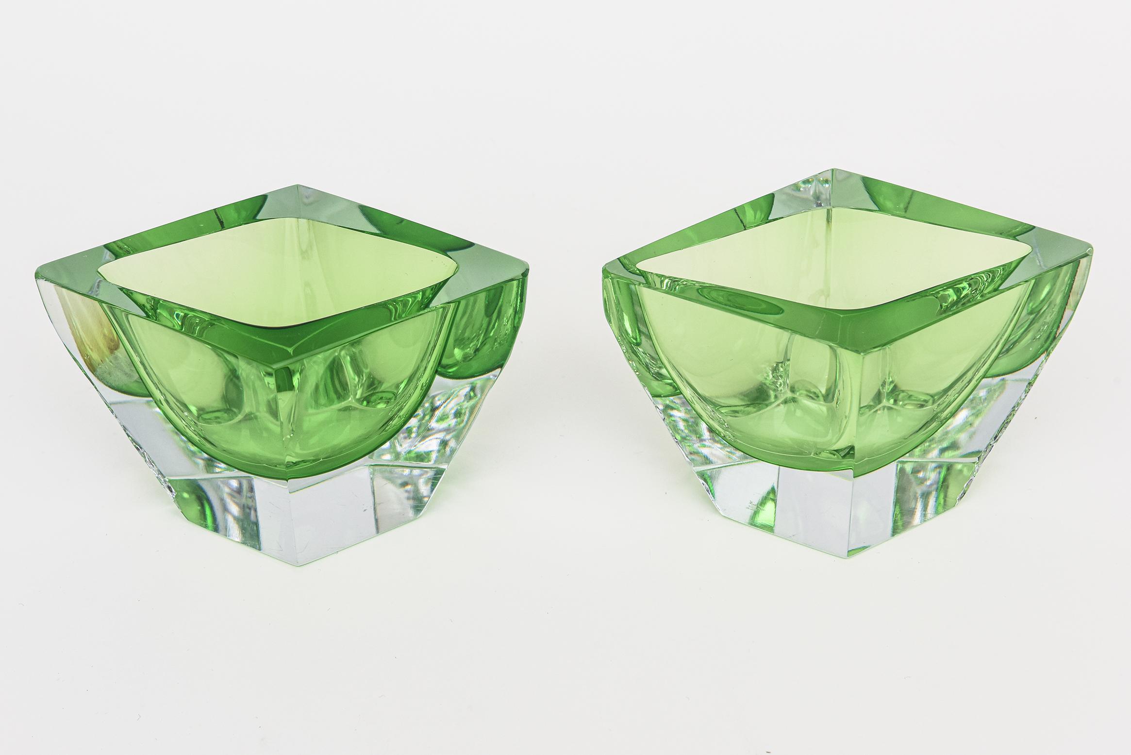 Late 20th Century Vintage Murano Kelly Green Mandruzzato Angled Pebbled Glass Bowls Barware Pair  For Sale