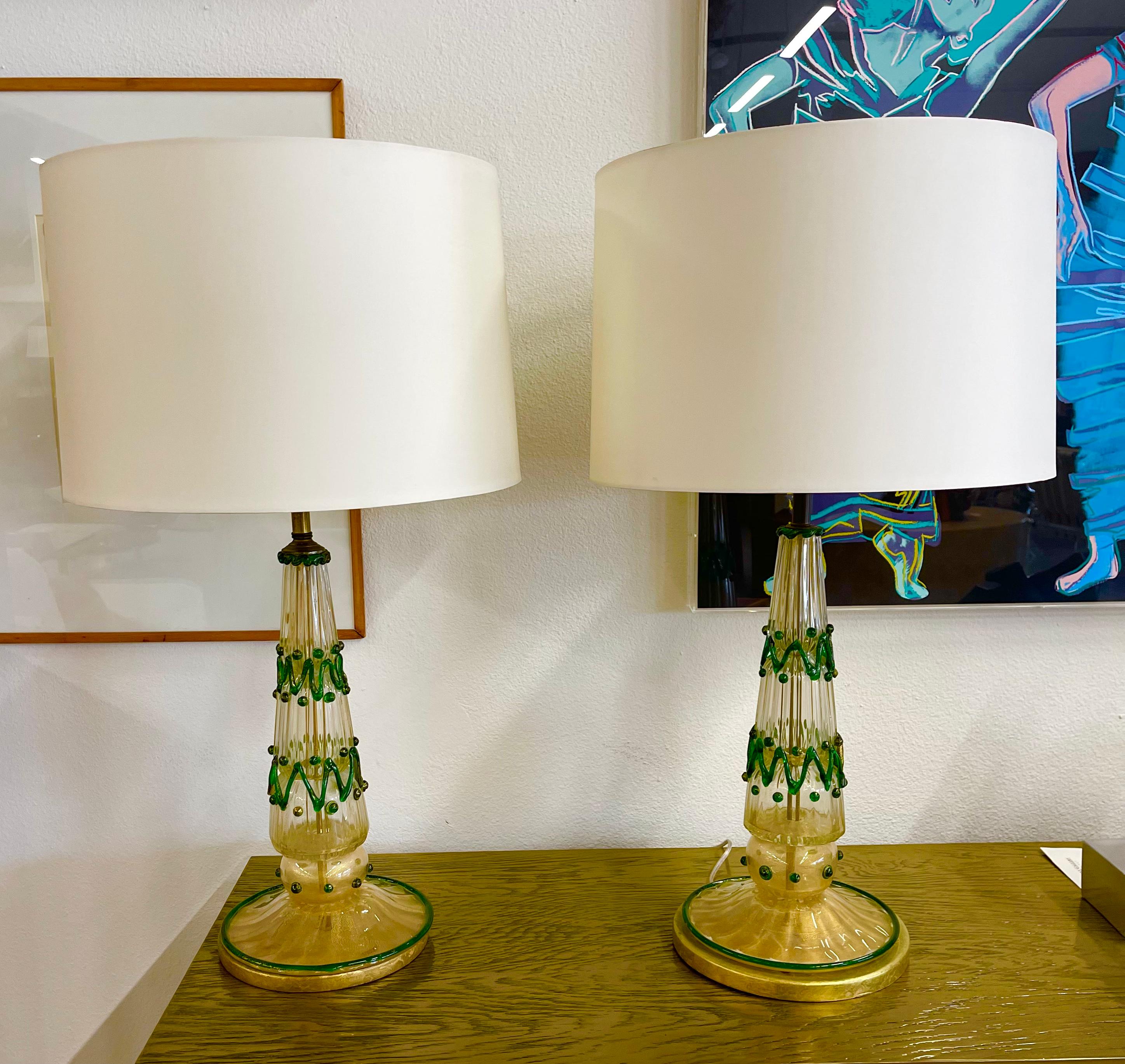 Une paire festive de lampes murano vintage. Je ne suis pas sûr du fabricant, mais vers les années 1950-1960. Décoration appliquée et joliment montée sur des bases dorées. Nouveau câblage. Les abat-jour ont un diamètre de 18 pouces. La partie en