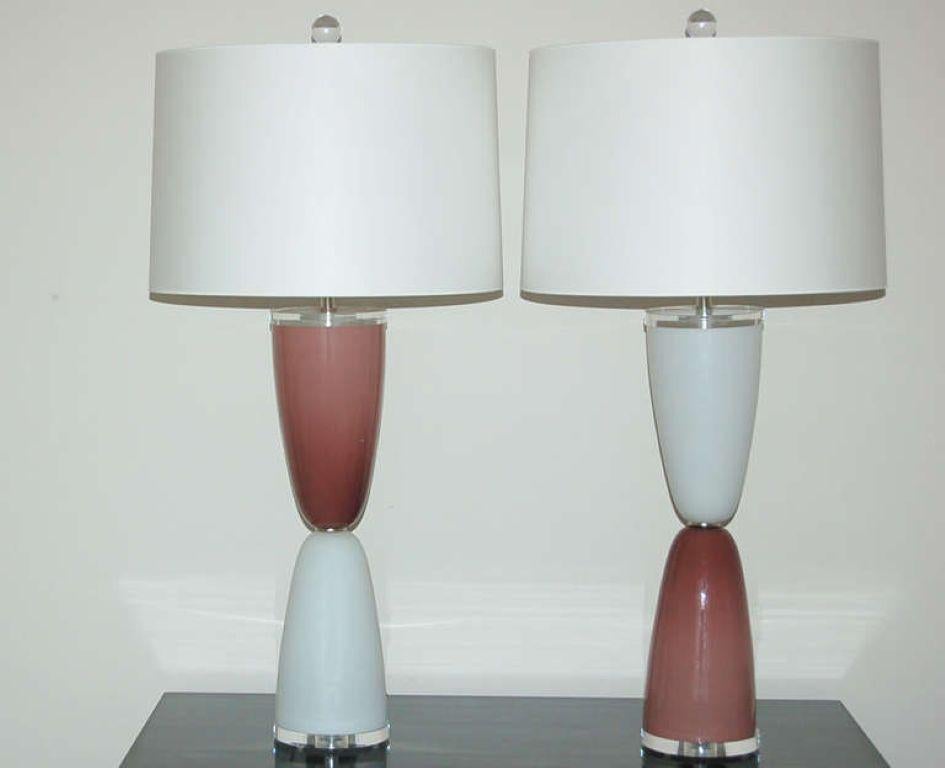 Whiting revient aux années 1960 avec cette paire de lampes paraboliques très cool en PLUM AND WHITE. Des lampes vintage de Murano prises en sandwich entre des disques de Lucite - simple et amusant !

Ils mesurent 27 pouces du plateau de la table au