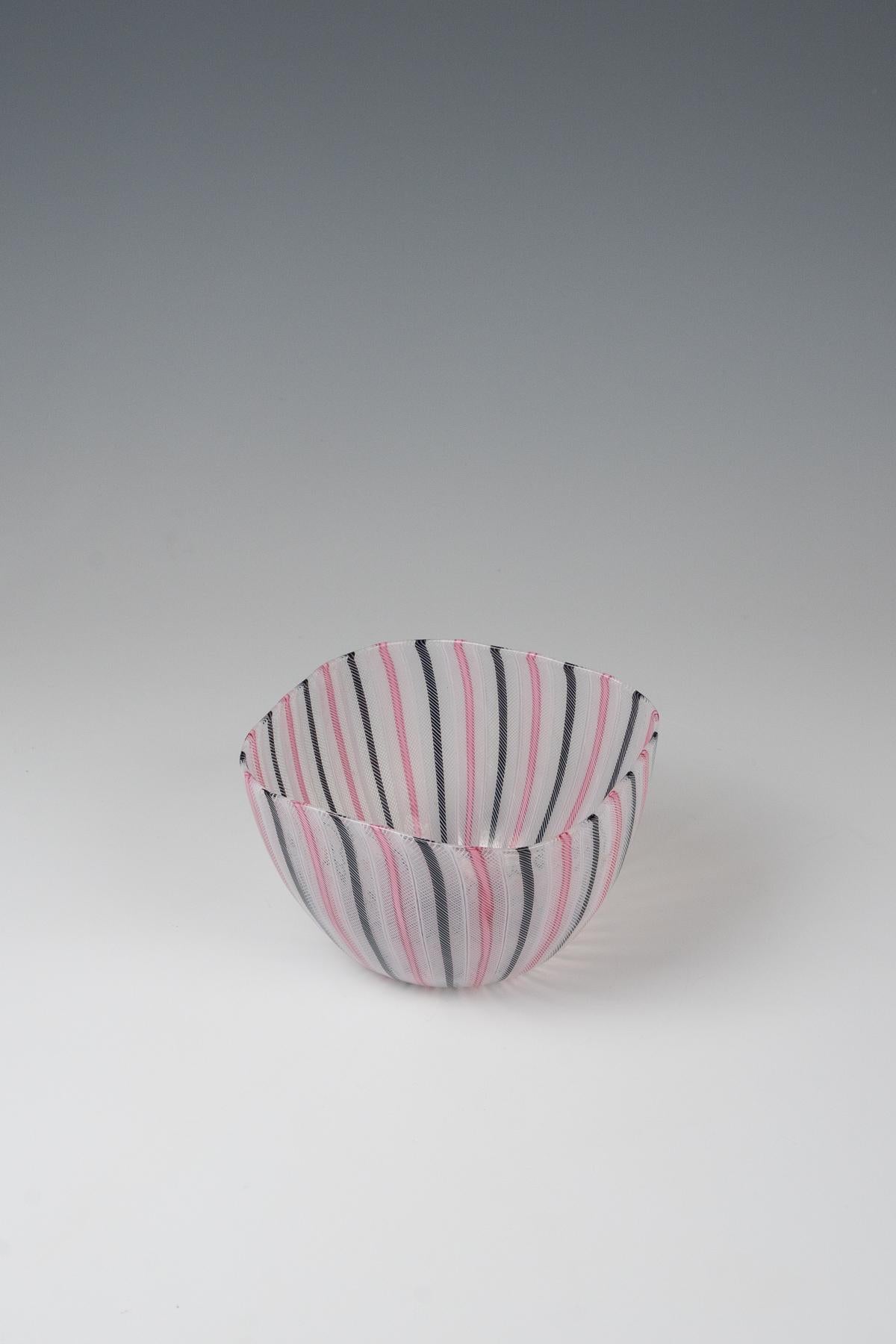 Murano vintage  ciotola latticino zanfirico

ca. 16 x 10,5 cm

Ottime condizioni