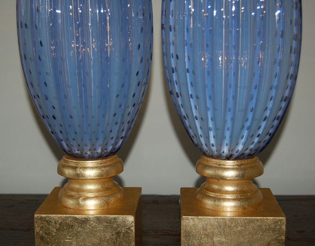 Vintage Opaline Murano Lampen in LAVENDER mit vielen kontrollierten Blasen im ganzen. Wir haben einen vergoldeten Sockel hinzugefügt, um das erstaunliche Glas aufzuwerten.

Die Lampen messen von der Tischplatte bis zur Fassung ebenfalls 33 Zoll. Wie