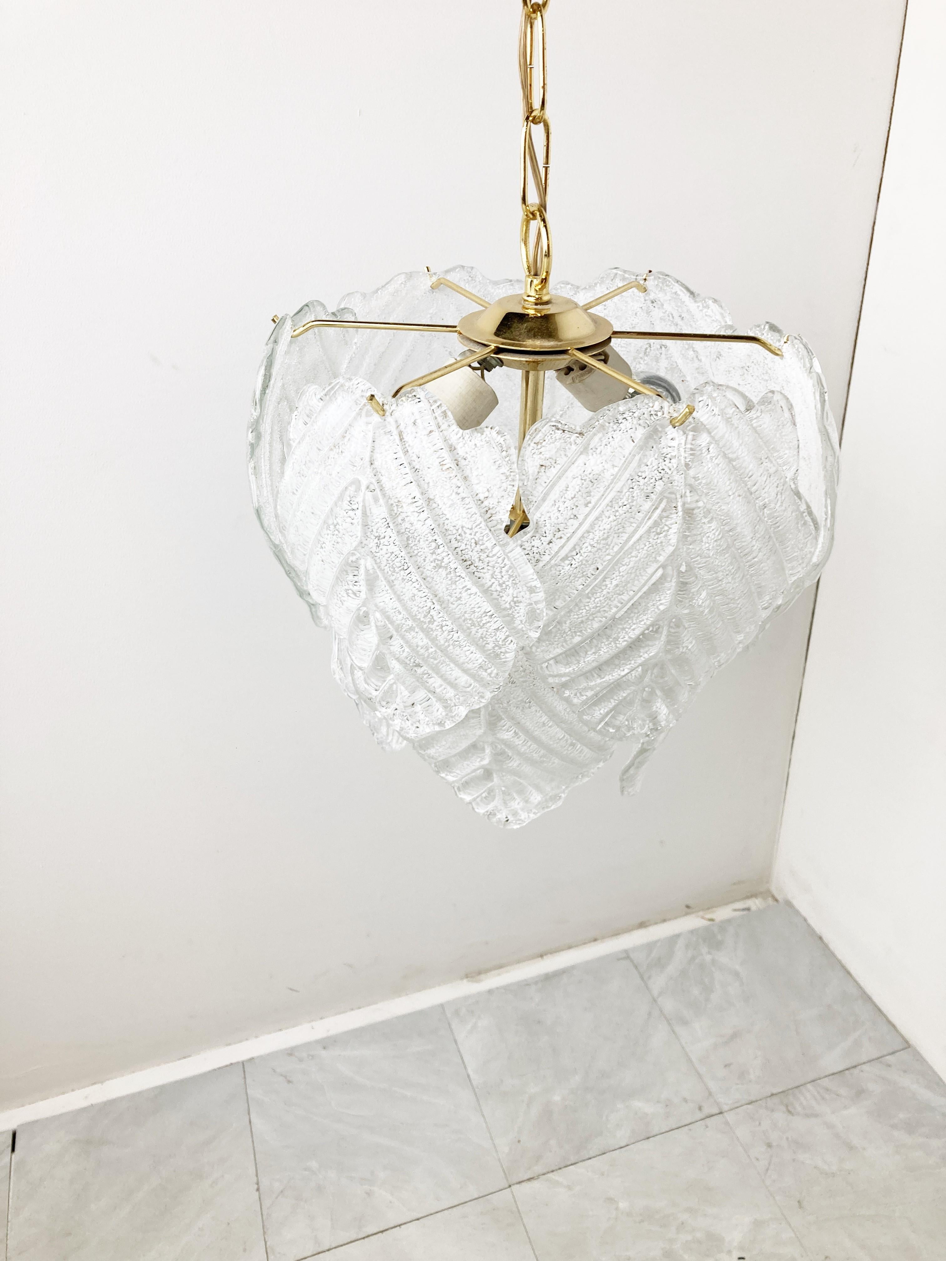 Stunning chandelier with handmade frozen glass murano leaf shaped glasses.

Beautifully crafted and the chandelier emits a stunning light.

Good condition

1970s - Italy

Measures: Height: 90 cm / 35.43
