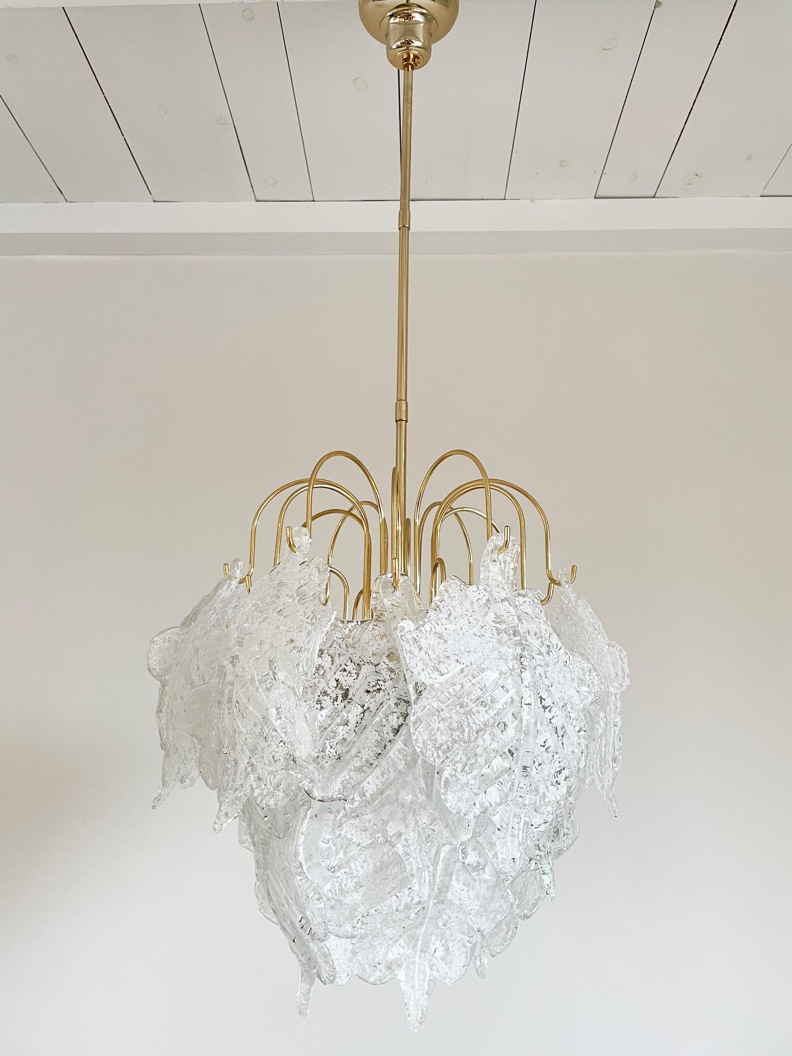 Stunning chandelier with handmade glass murano leaf shaped glasses with white flaking to give a cool effect.

Beautifully crafted and the chandelier emits a stunning light.

Good condition

1970s - Italy

Measures: Height: