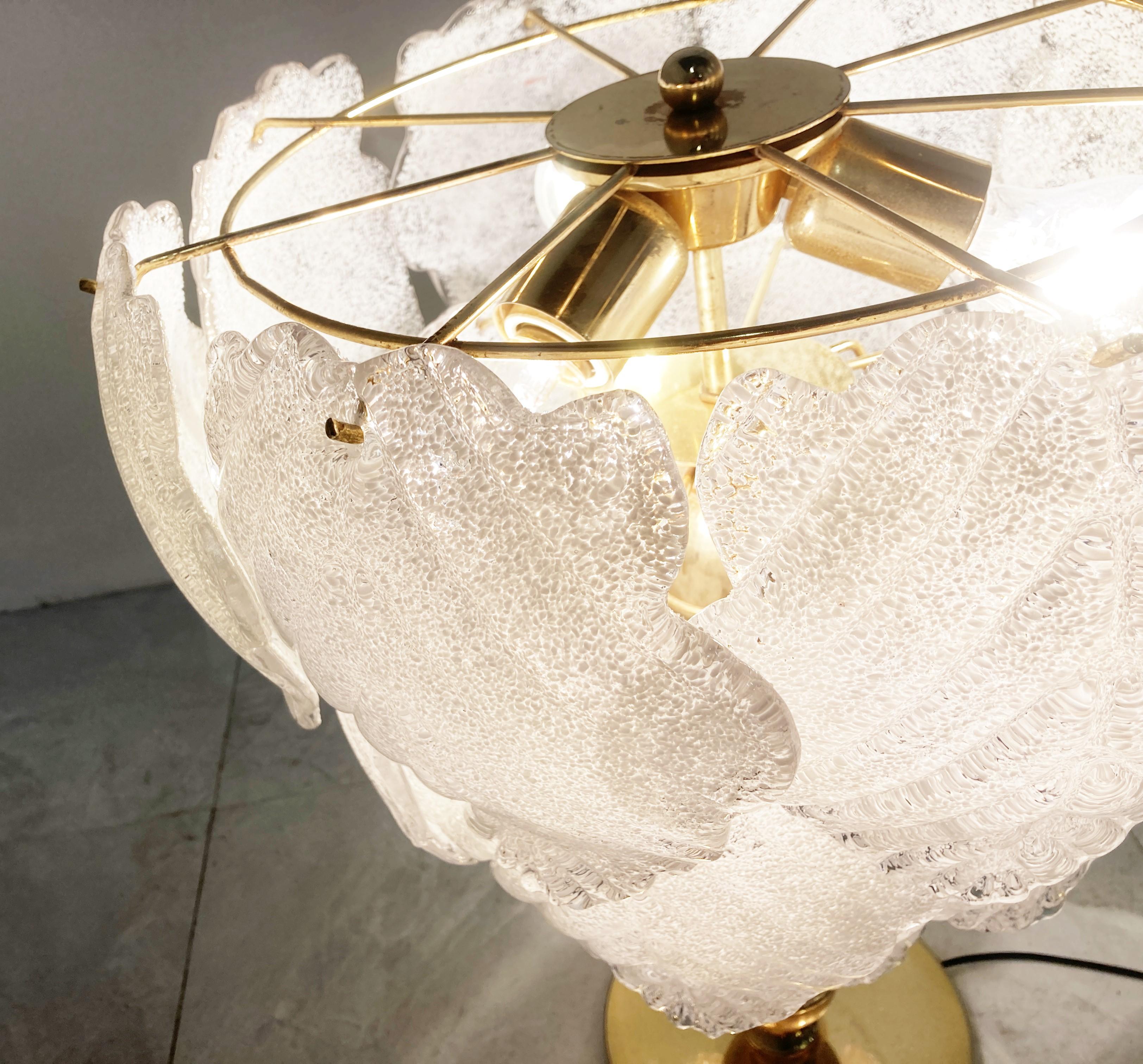 Vintage-Tischlampe aus Messing mit handgefertigten Murano-Mattglasblättern.

Die Lampe sieht schön aus und gibt ein angenehmes, weiches Licht ab.

Sehr guter Zustand.

Geprüft und einsatzbereit für E27-Glühbirnen.

1970er Jahre -
