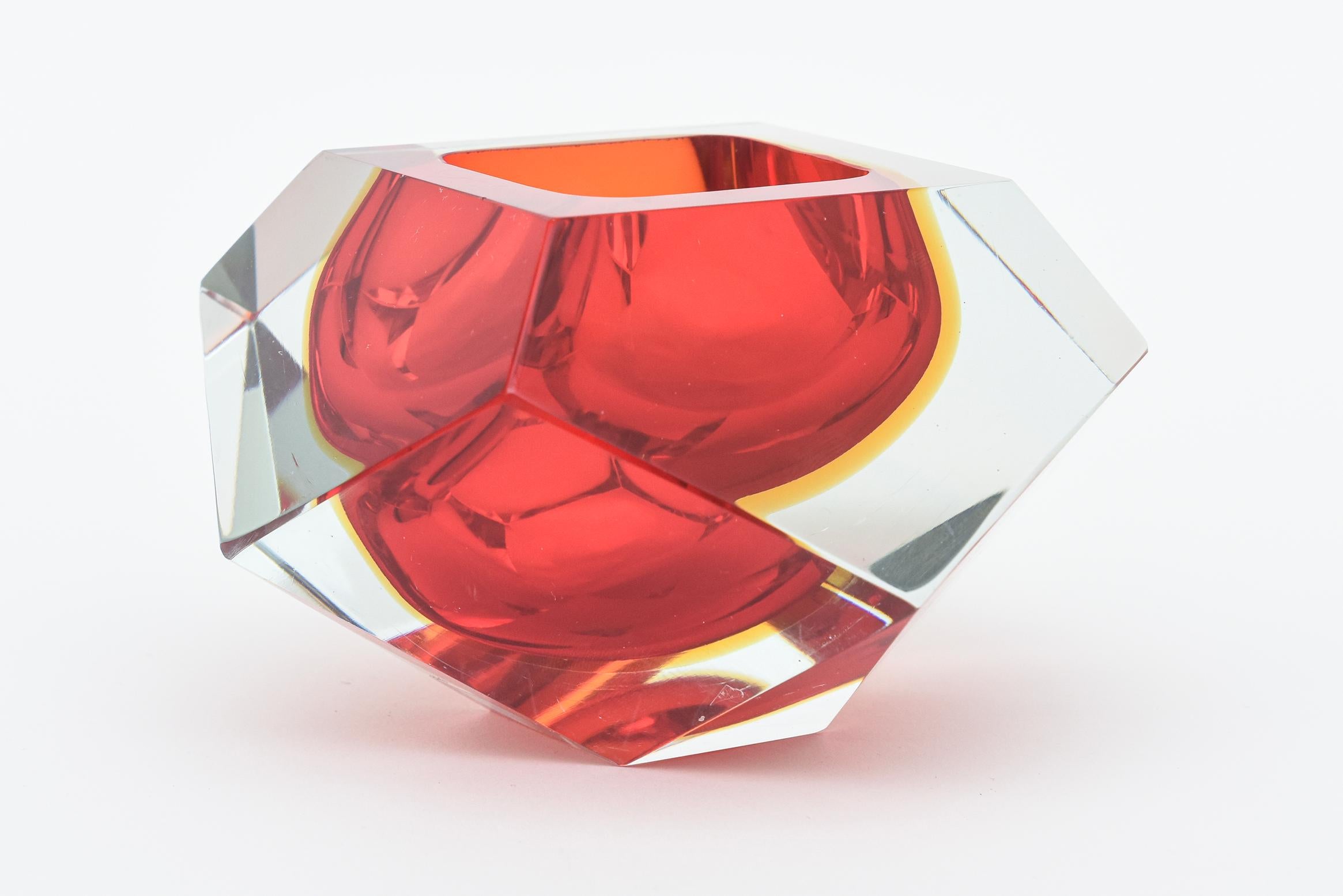 Diese schöne mundgeblasene italienische Glasschale von Alessandro Mandruzzato ist an den Seiten facettiert und oben poliert. Es ist in Form von Sommerso-Glas mit Farben von Rot über Gelb bis hin zu Klarglas geschichtet. Aus den 70er Jahren. Die