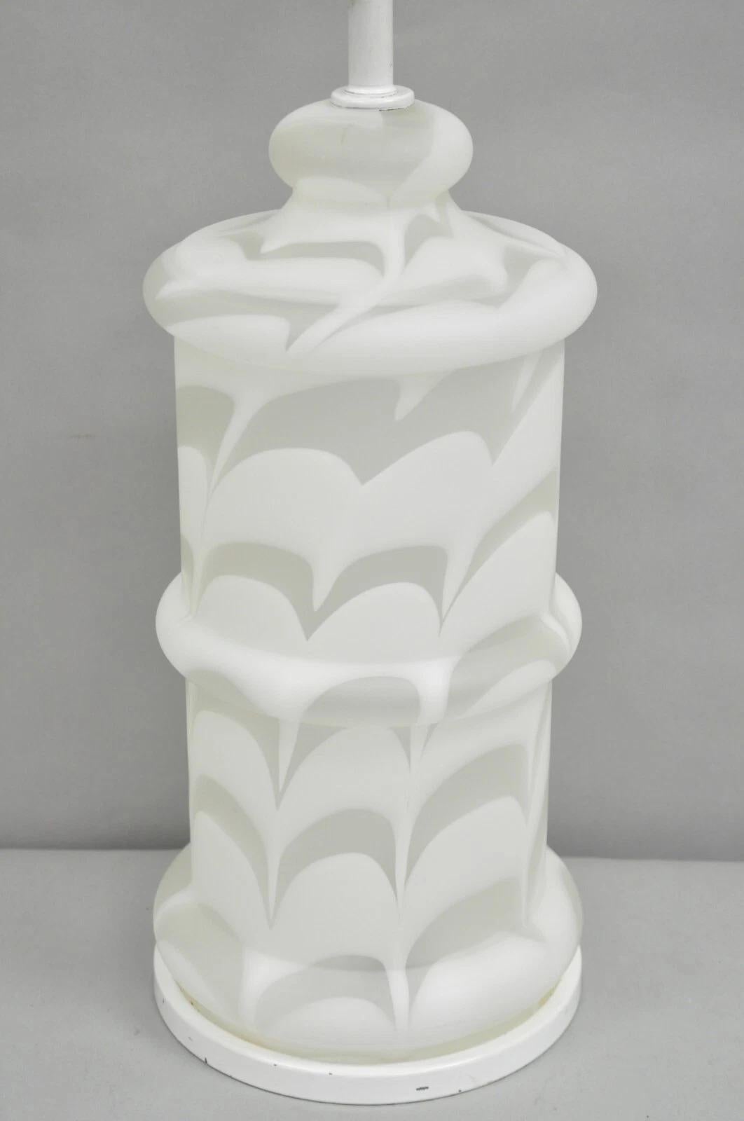 Vintage Murano Mazzega Style White Frosted Swirl Glass Large Table Lamp (Moderne der Mitte des Jahrhunderts) im Angebot